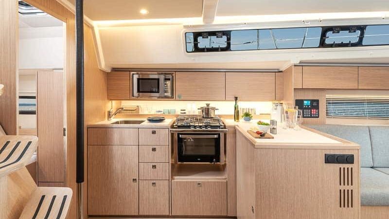 Bavaria C42 — photo 11