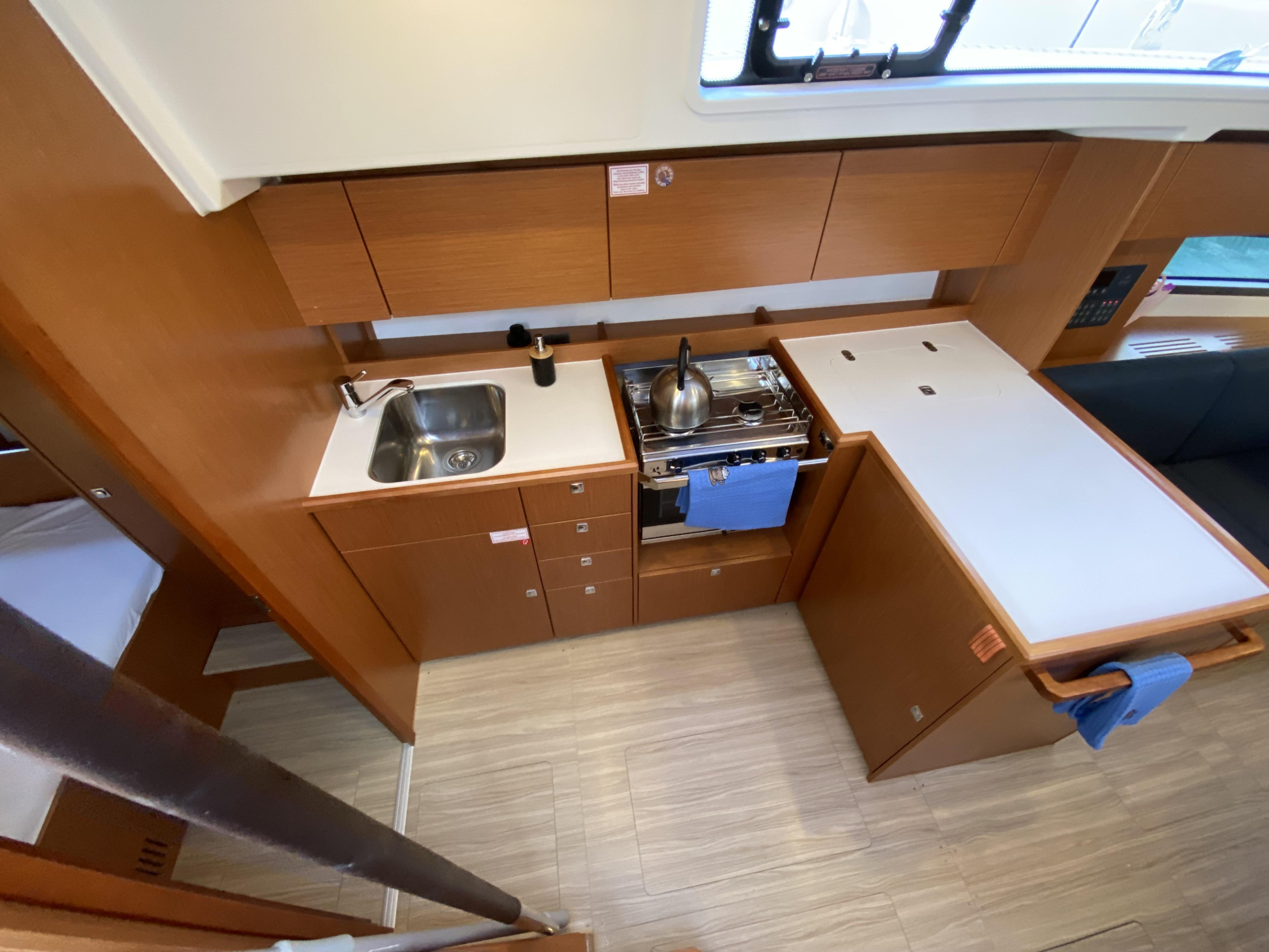 Bavaria C42 — photo 24