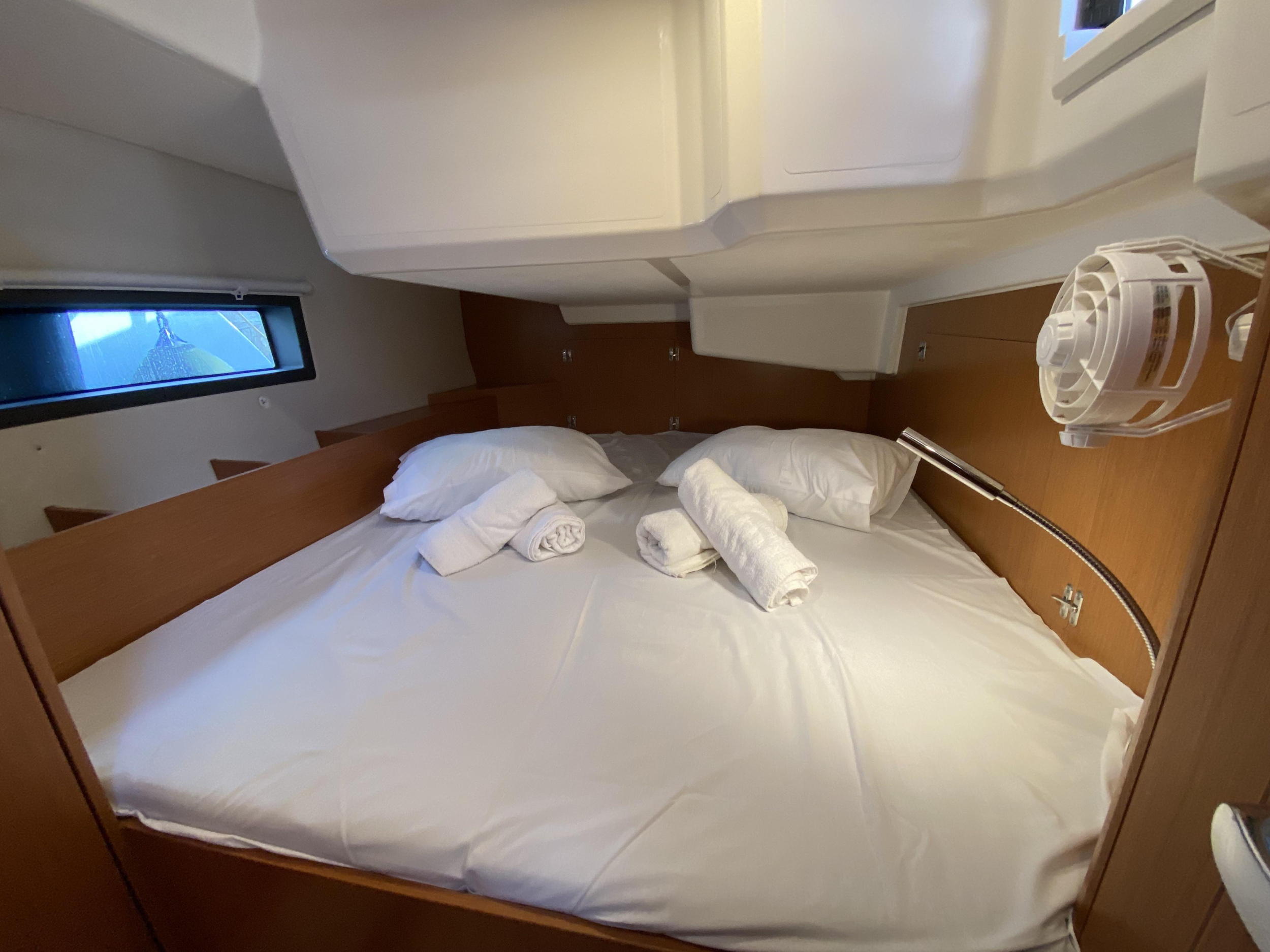 Bavaria C42 — photo 29