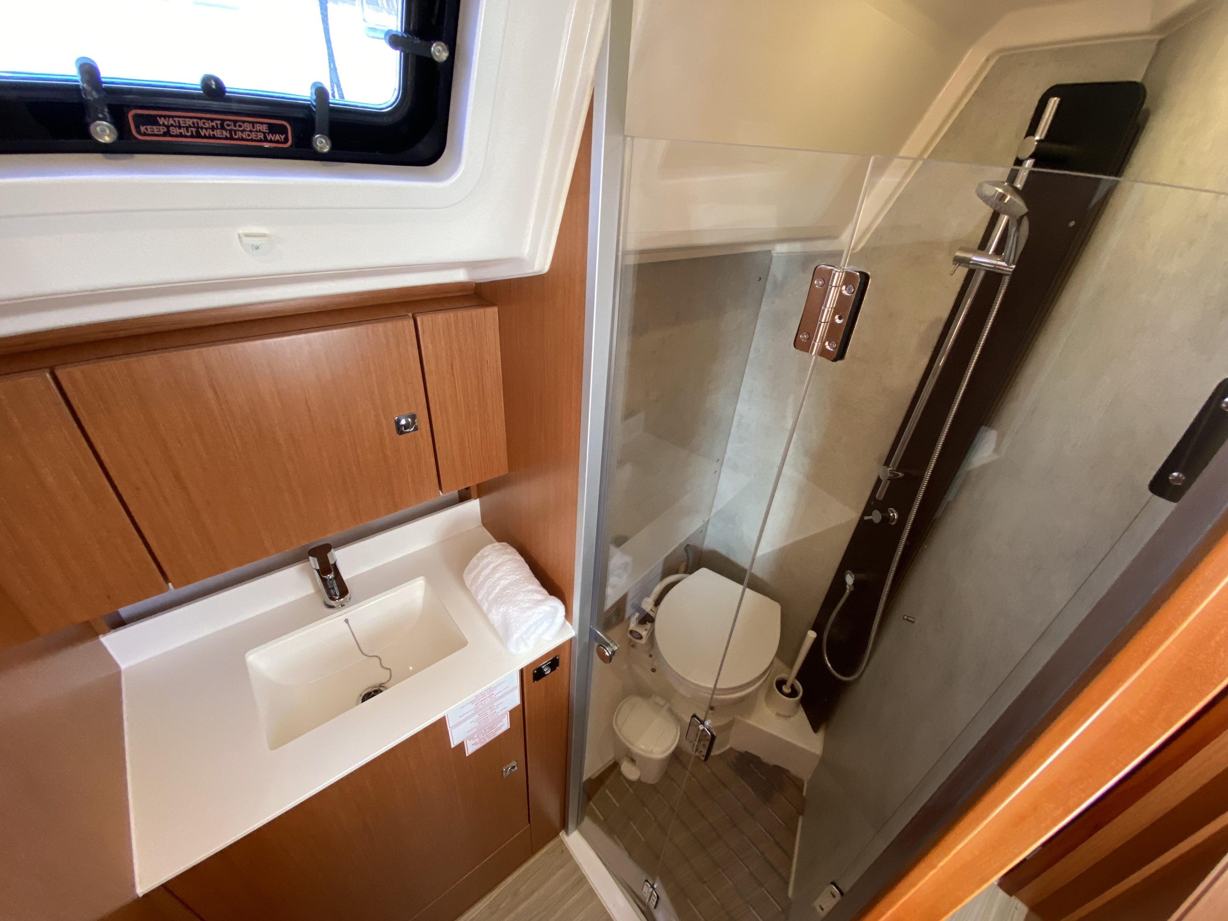 Bavaria C42 — photo 6