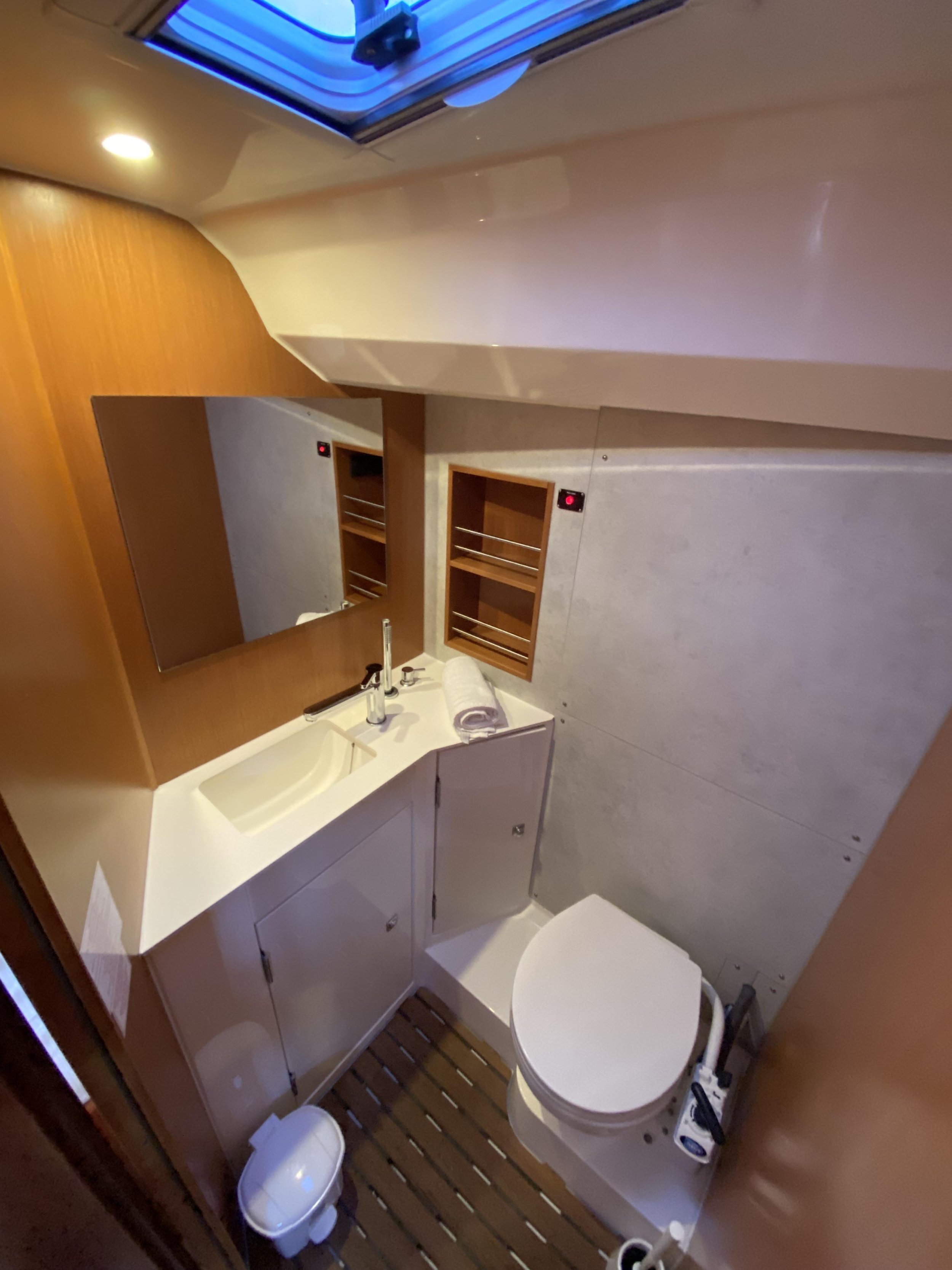 Bavaria C42 — photo 14