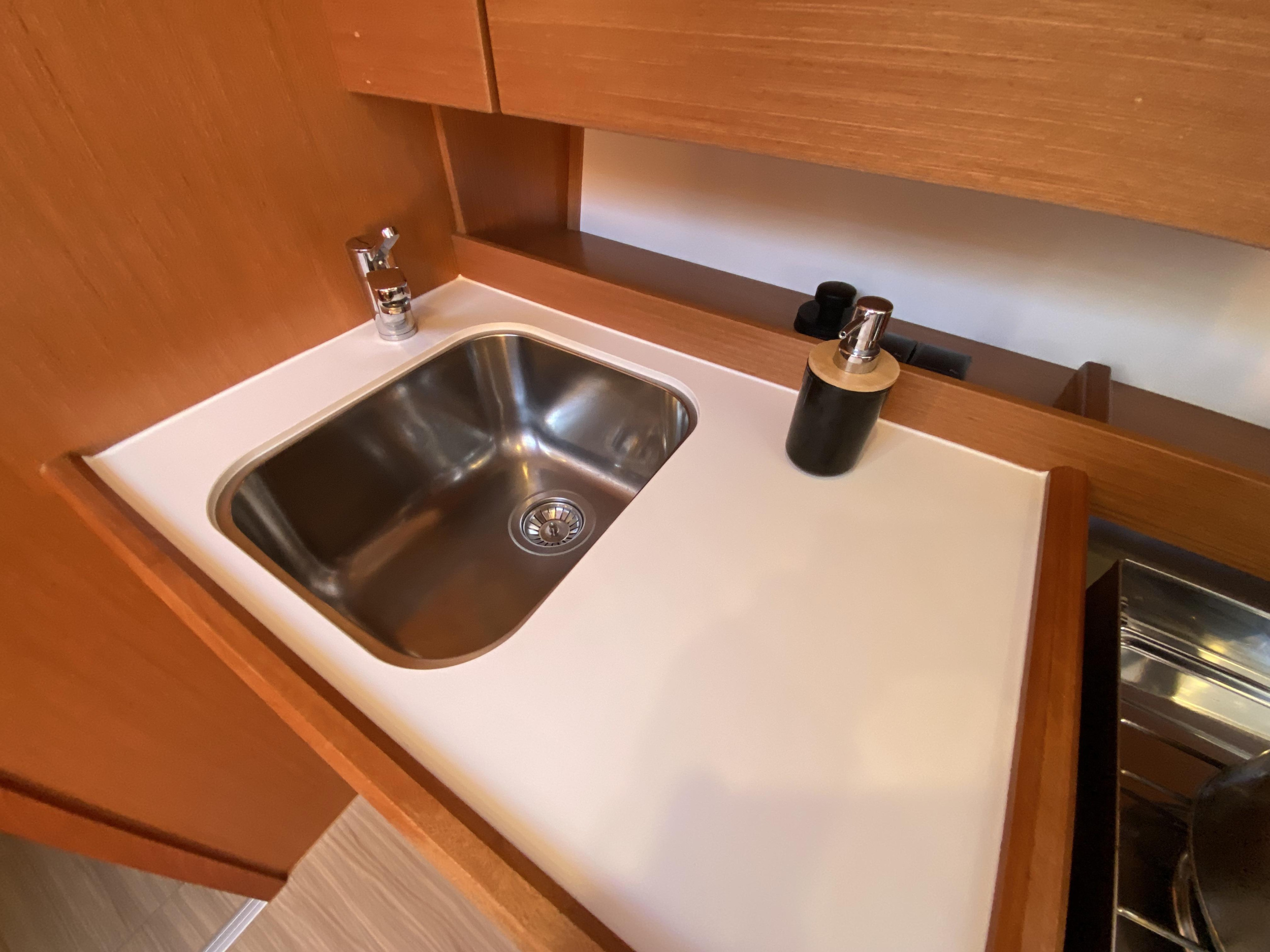 Bavaria C42 — photo 15