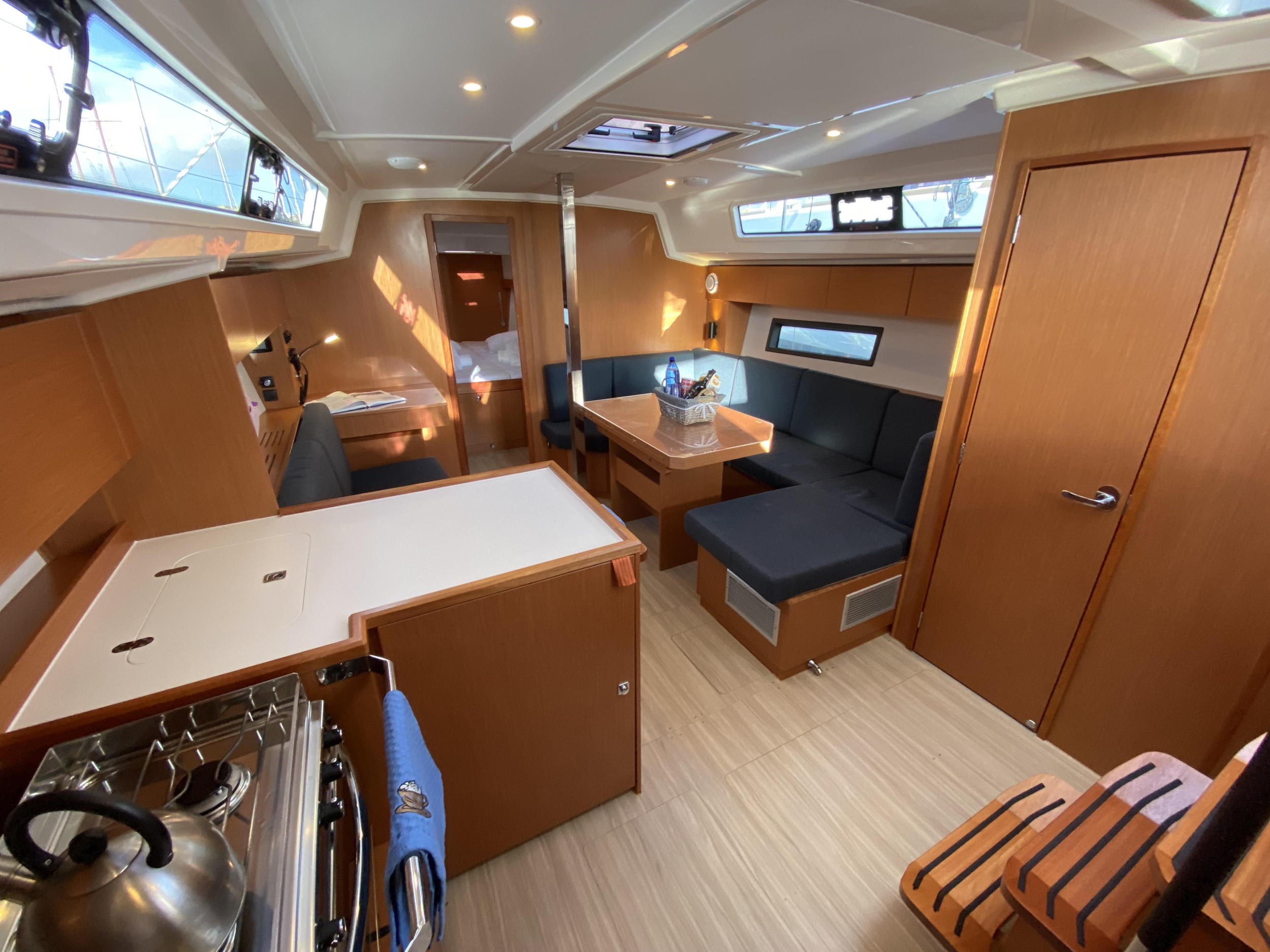 Bavaria C42 — photo 13