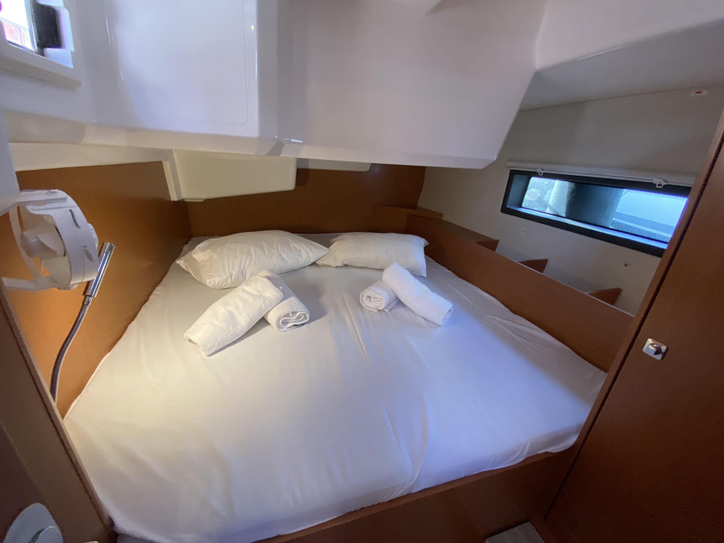 Bavaria C42 — photo 21