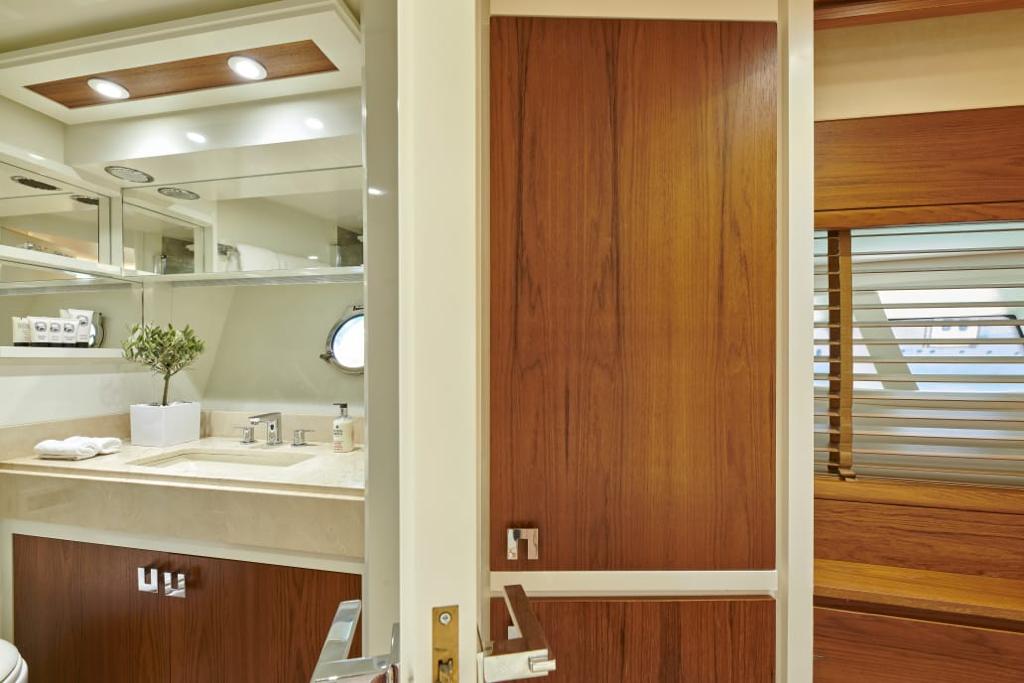 Azimut 85F — photo 16