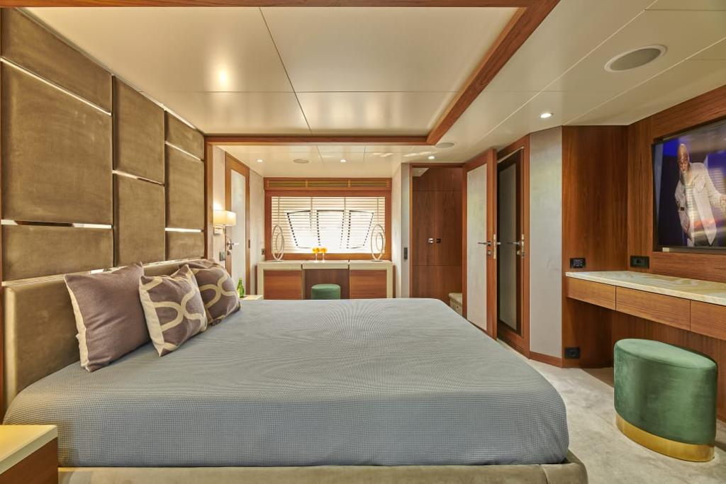 Azimut 85F — photo 12