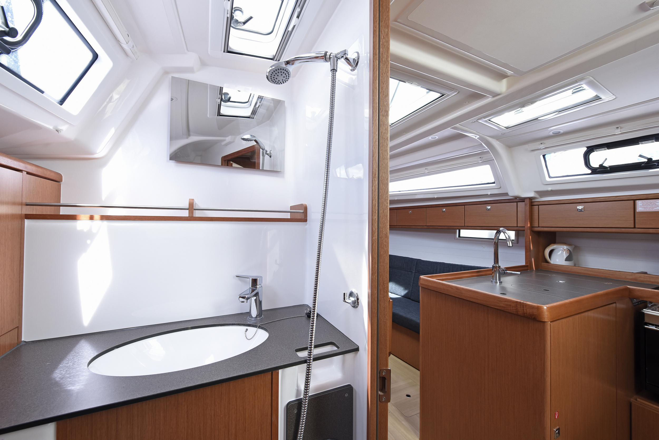 Bavaria Cruiser 37 — photo 9