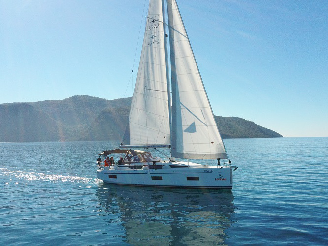 Bavaria C42 — photo 1