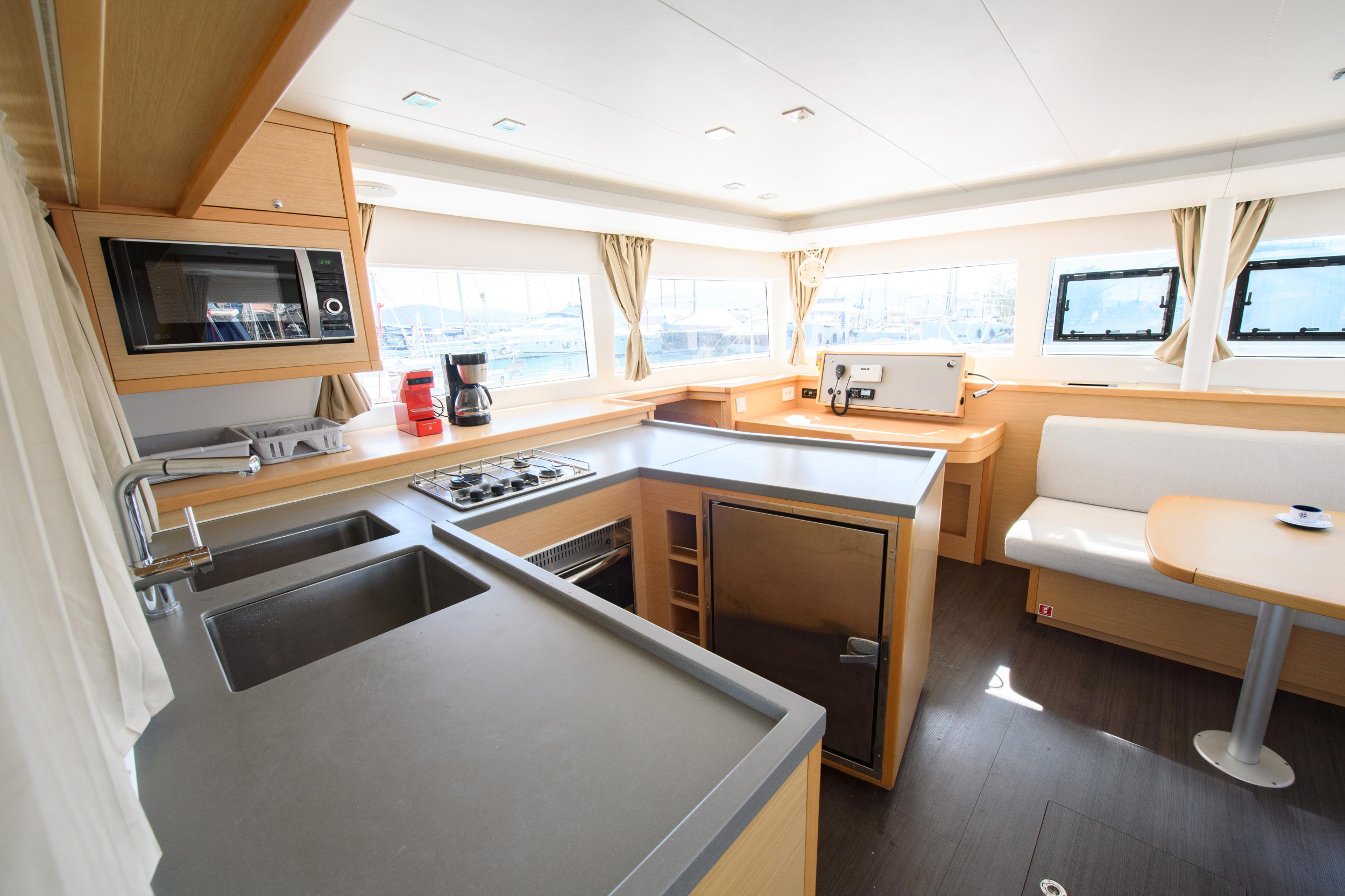 Lagoon 450 Flybridge — photo 13