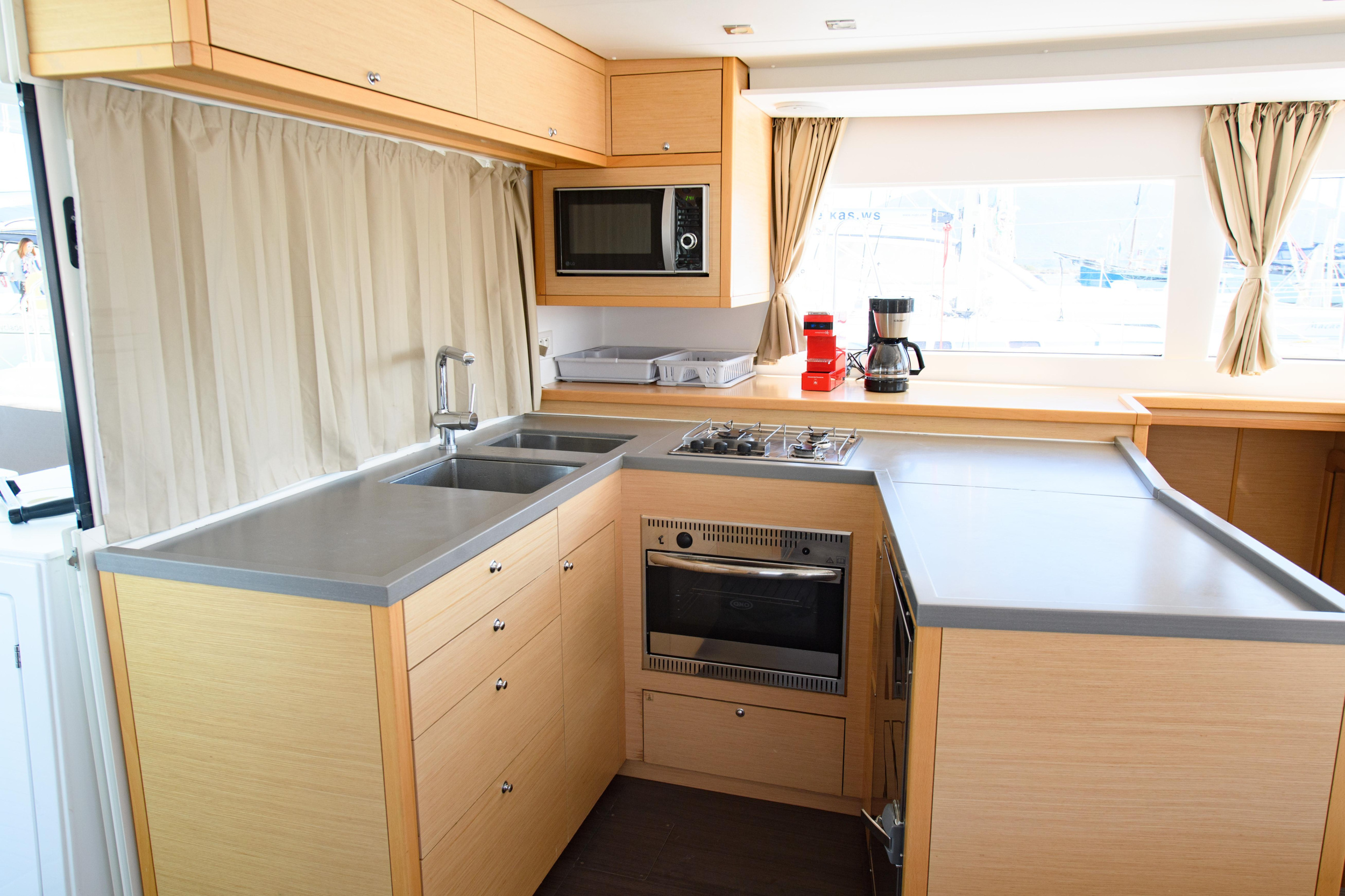 Lagoon 450 Flybridge — photo 25