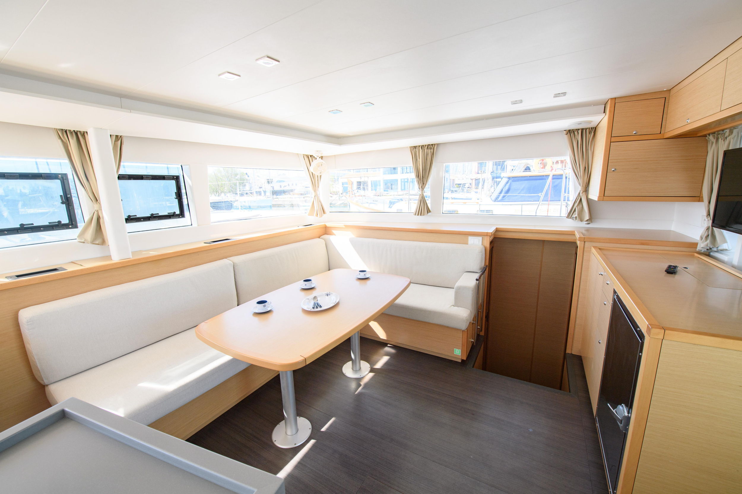Lagoon 450 Flybridge — photo 8