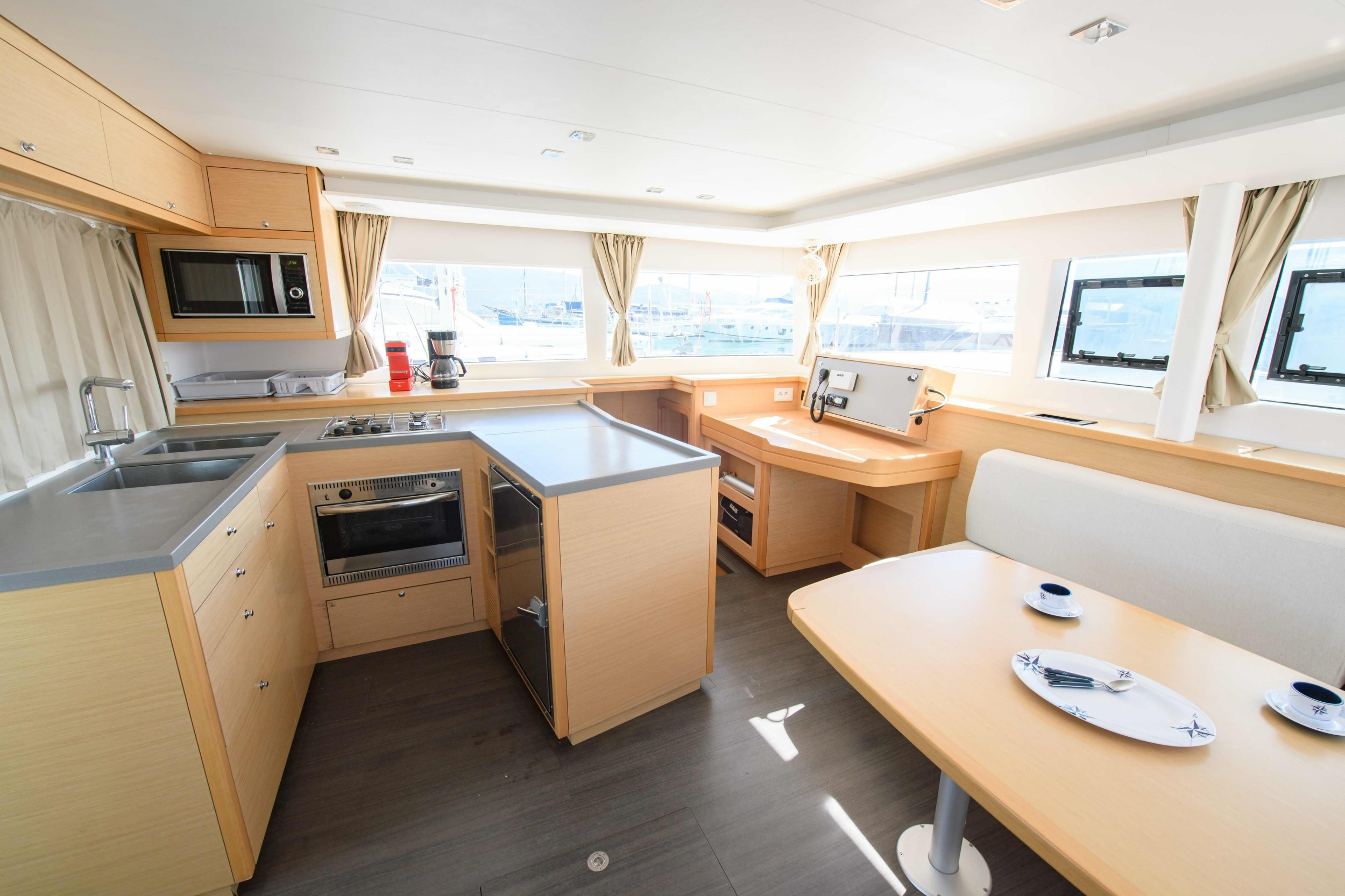 Lagoon 450 Flybridge — photo 23