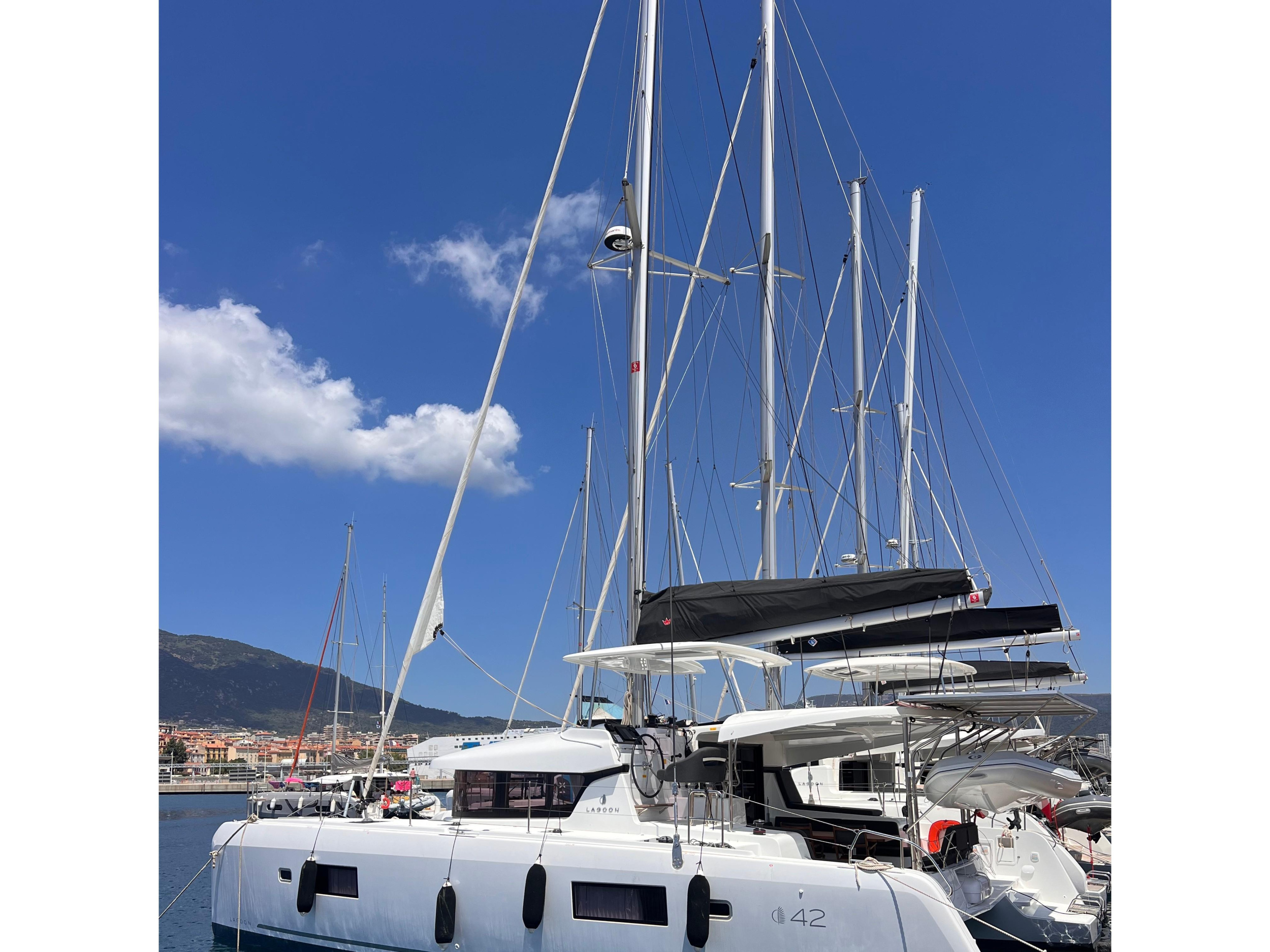 LAGOON 42 — photo 1