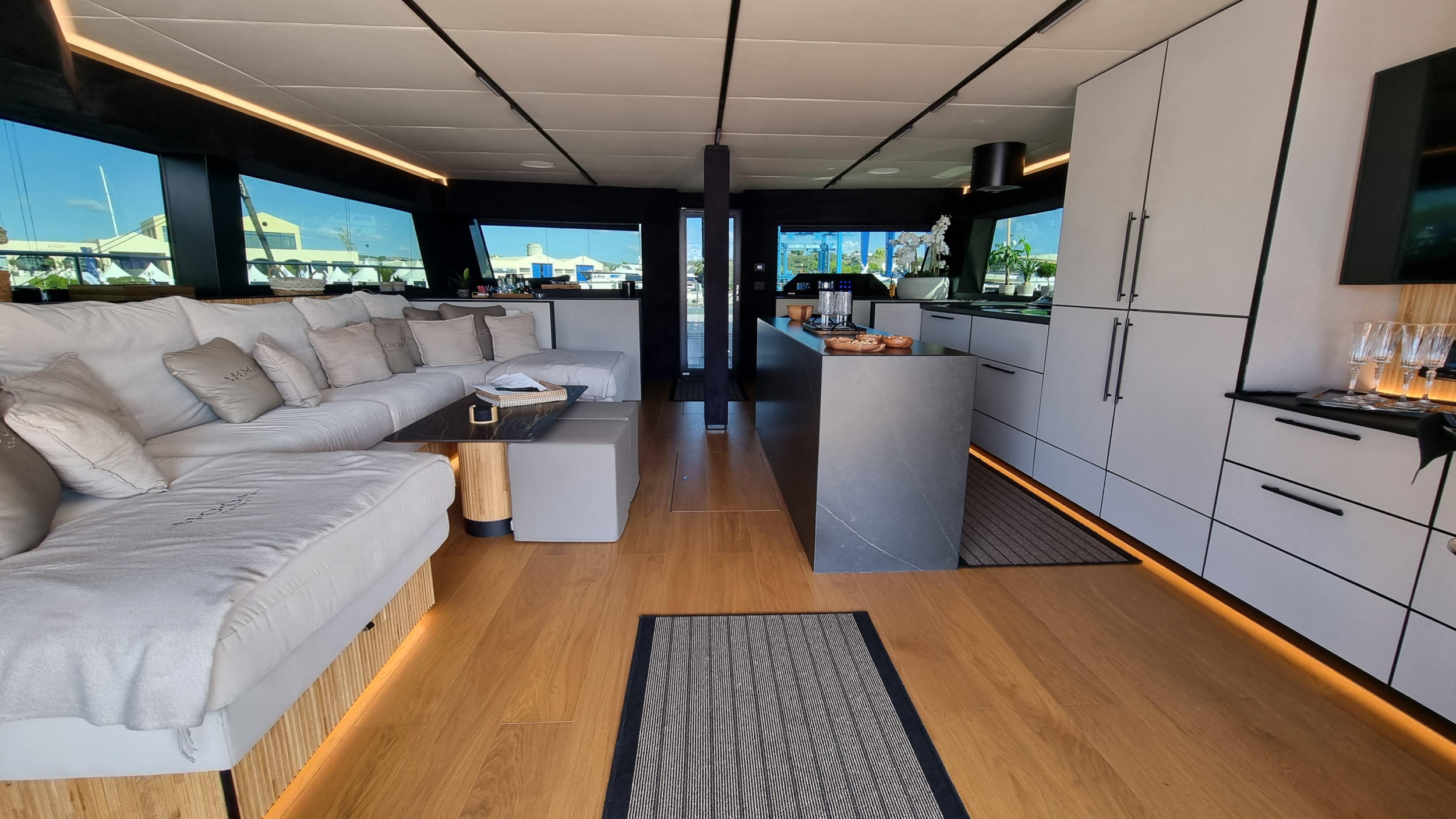 Moon Yacht 60 — photo 13