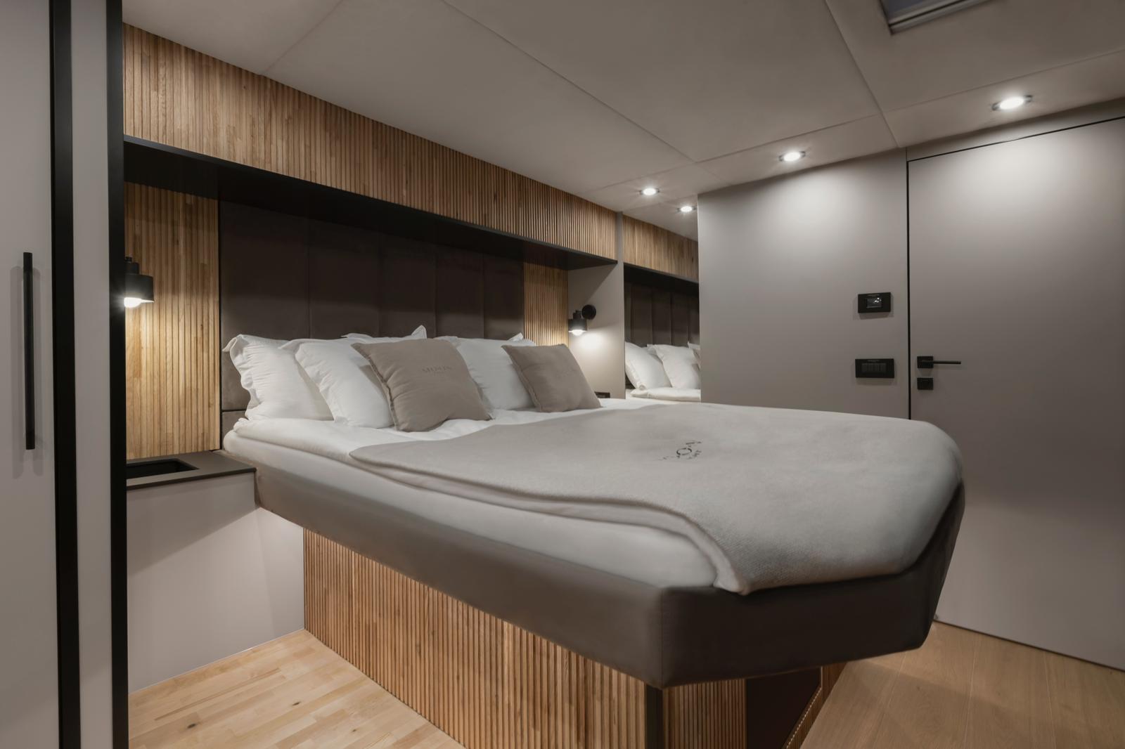 Moon Yacht 60 — photo 22