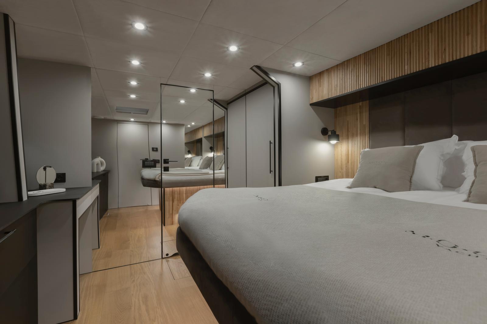 Moon Yacht 60 — photo 31