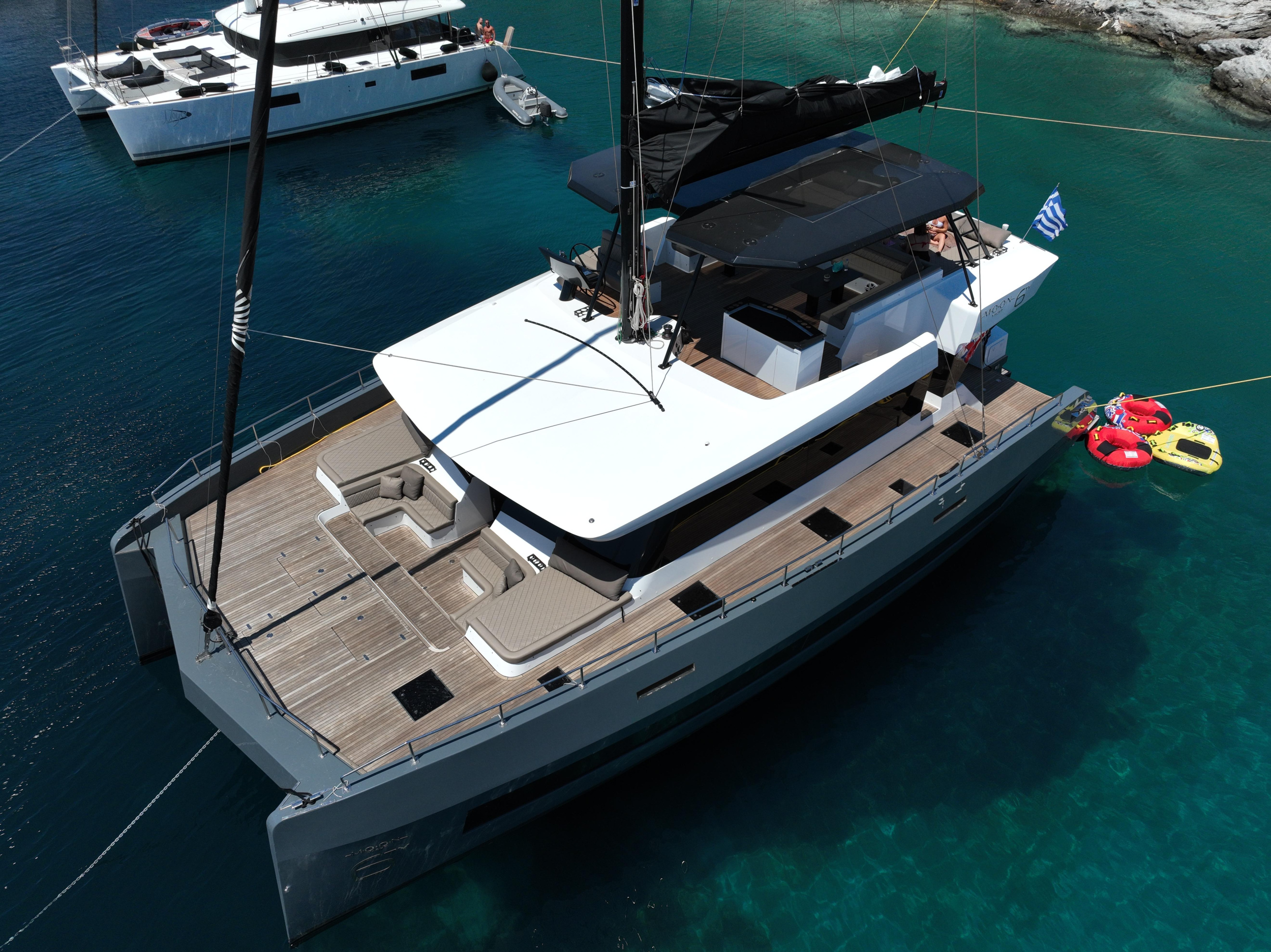 Moon Yacht 60 — photo 19