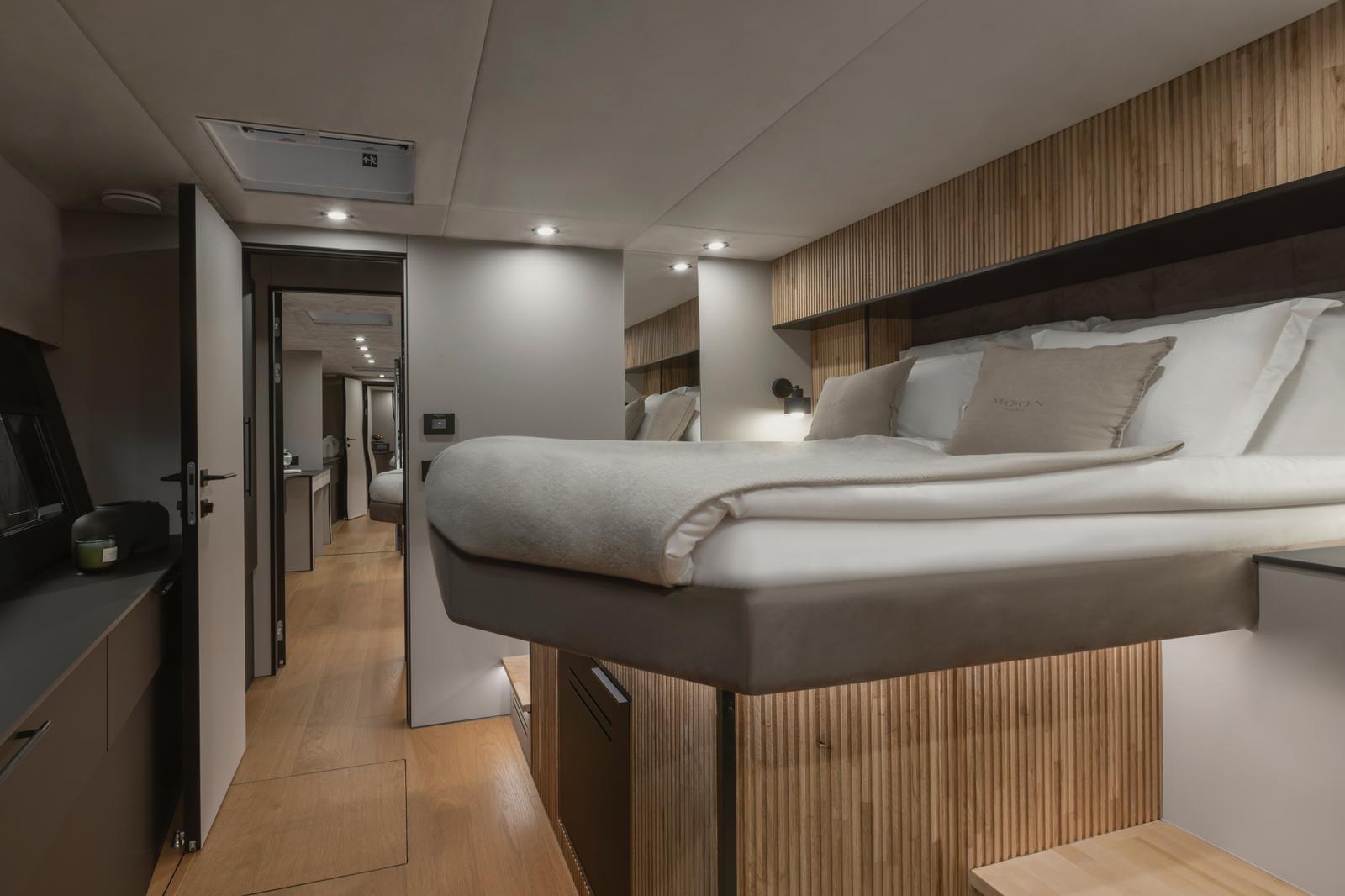 Moon Yacht 60 — photo 28