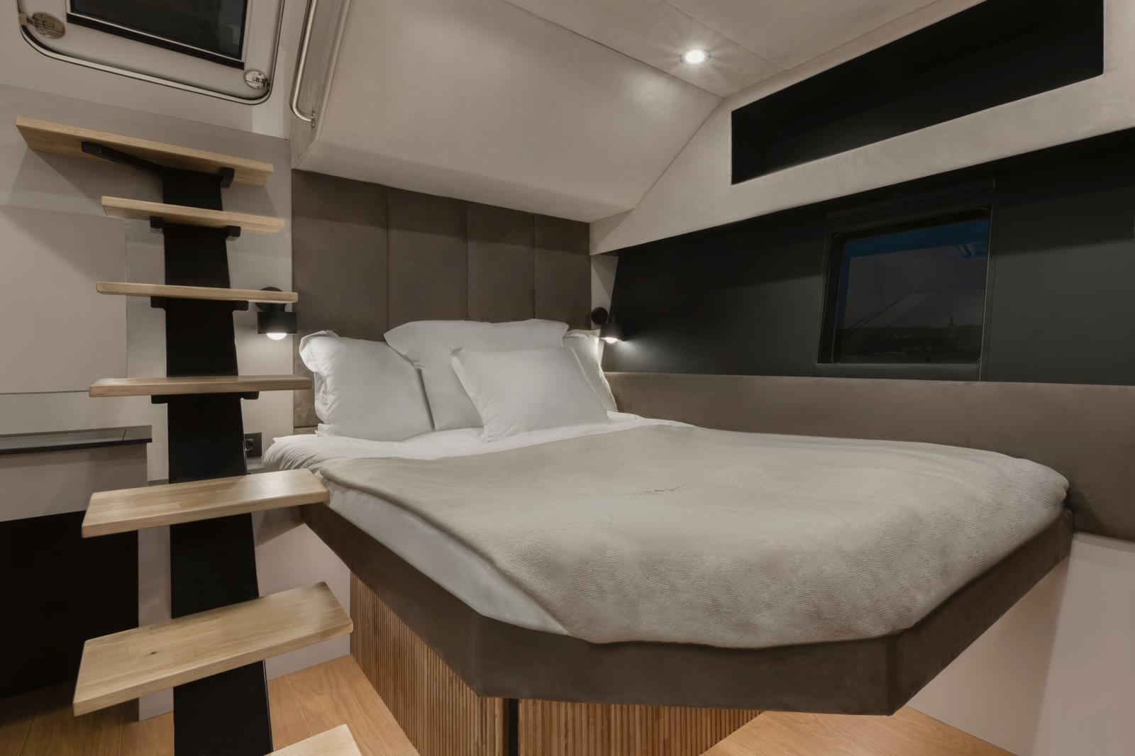 Moon Yacht 60 — photo 27