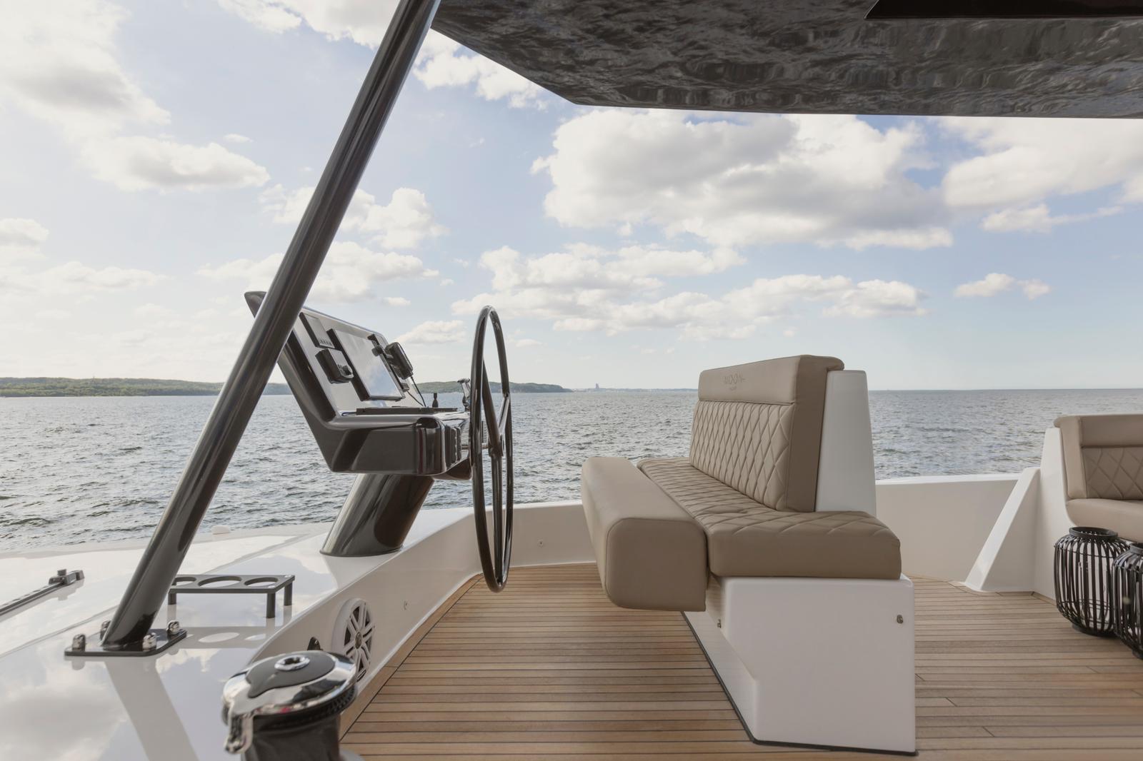 Moon Yacht 60 — photo 17