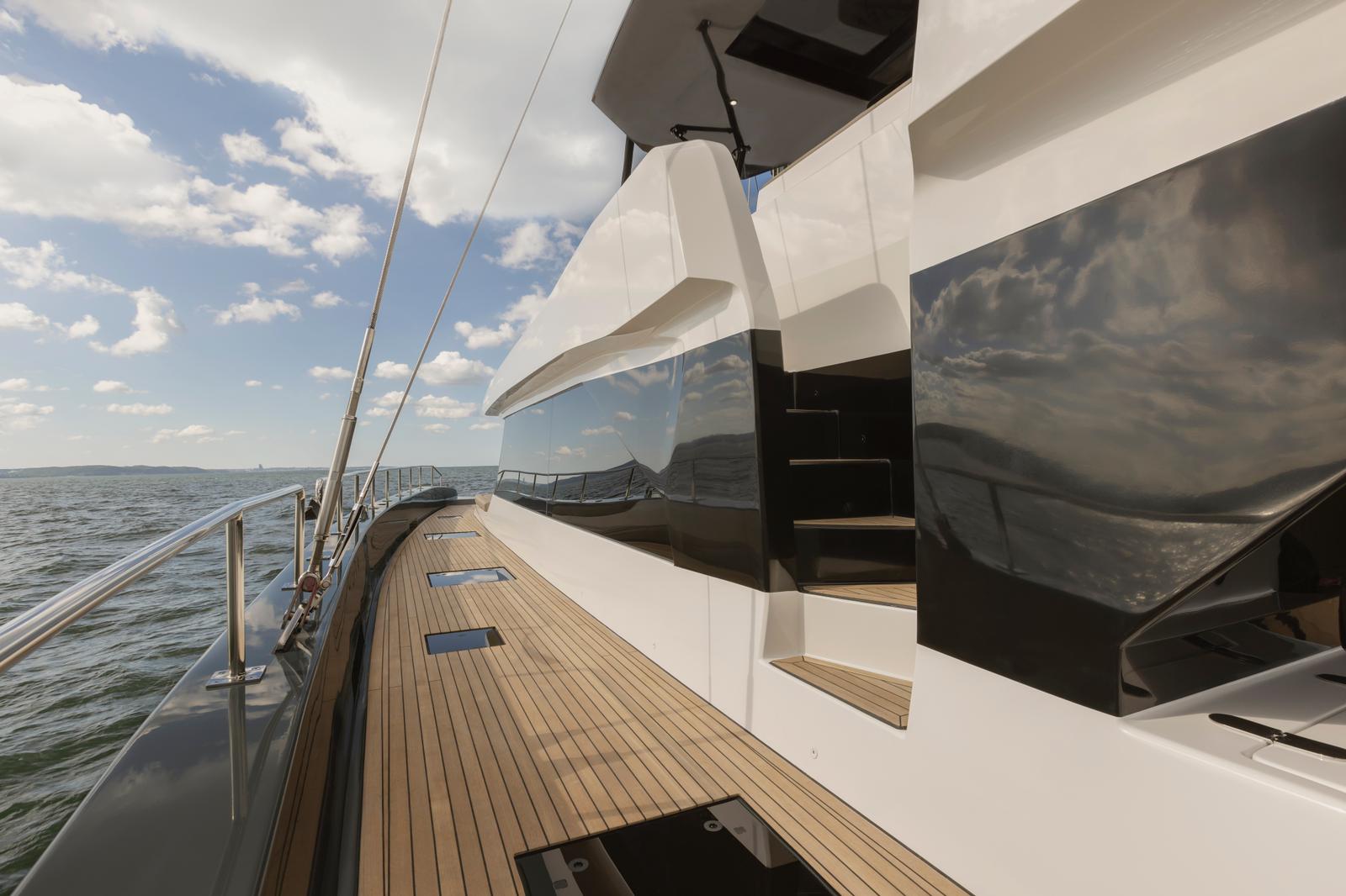 Moon Yacht 60 — photo 16