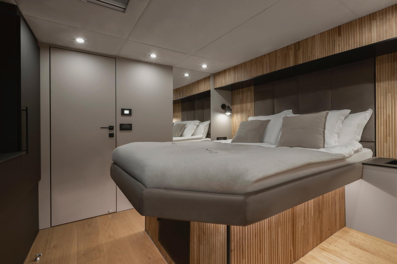 Moon Yacht 60 — photo 18