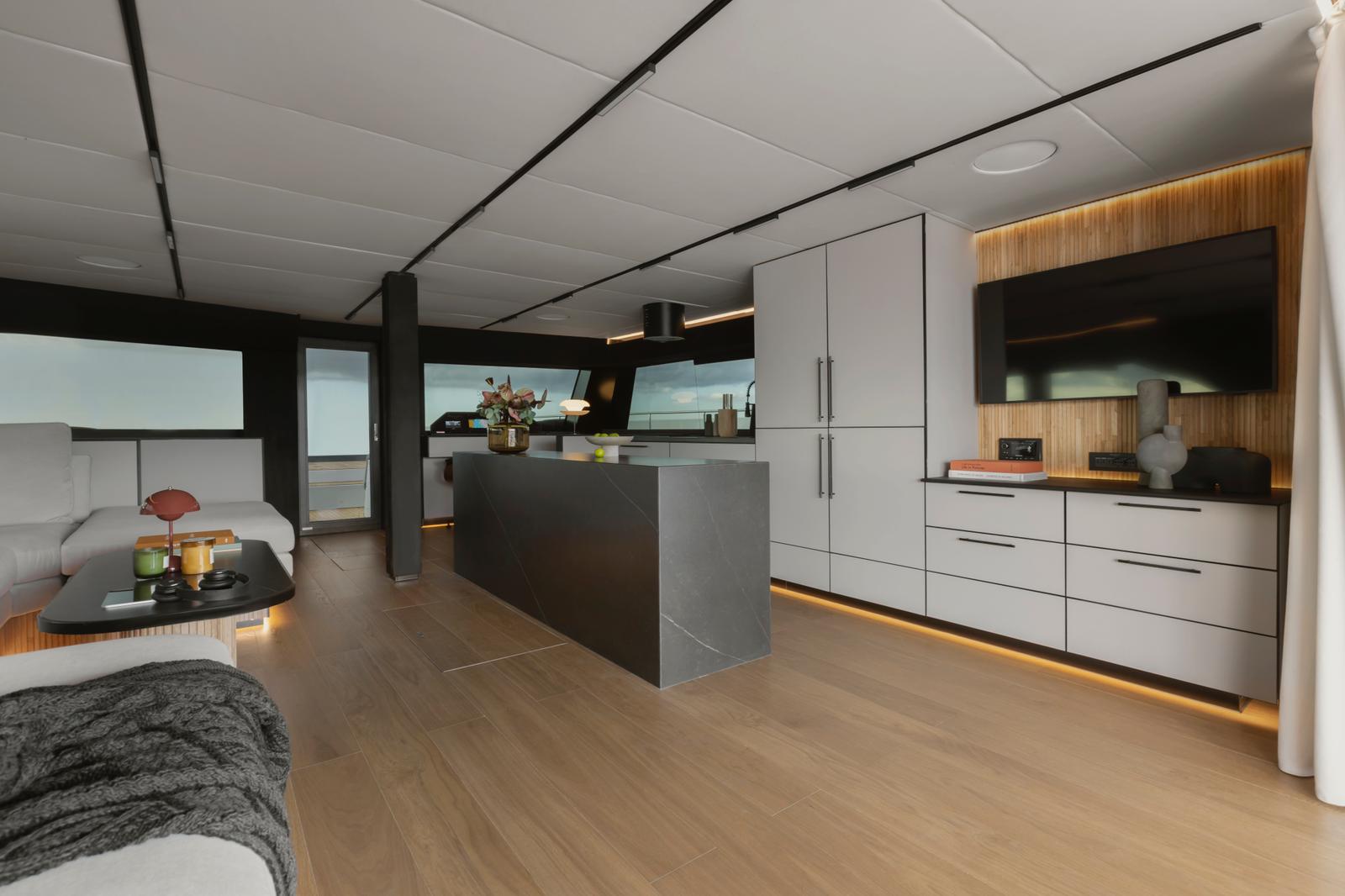 Moon Yacht 60 — photo 8
