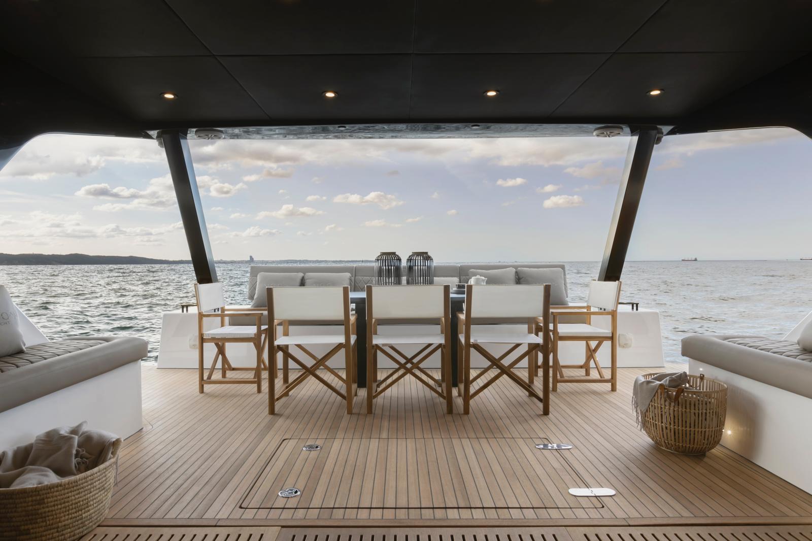 Moon Yacht 60 — photo 26