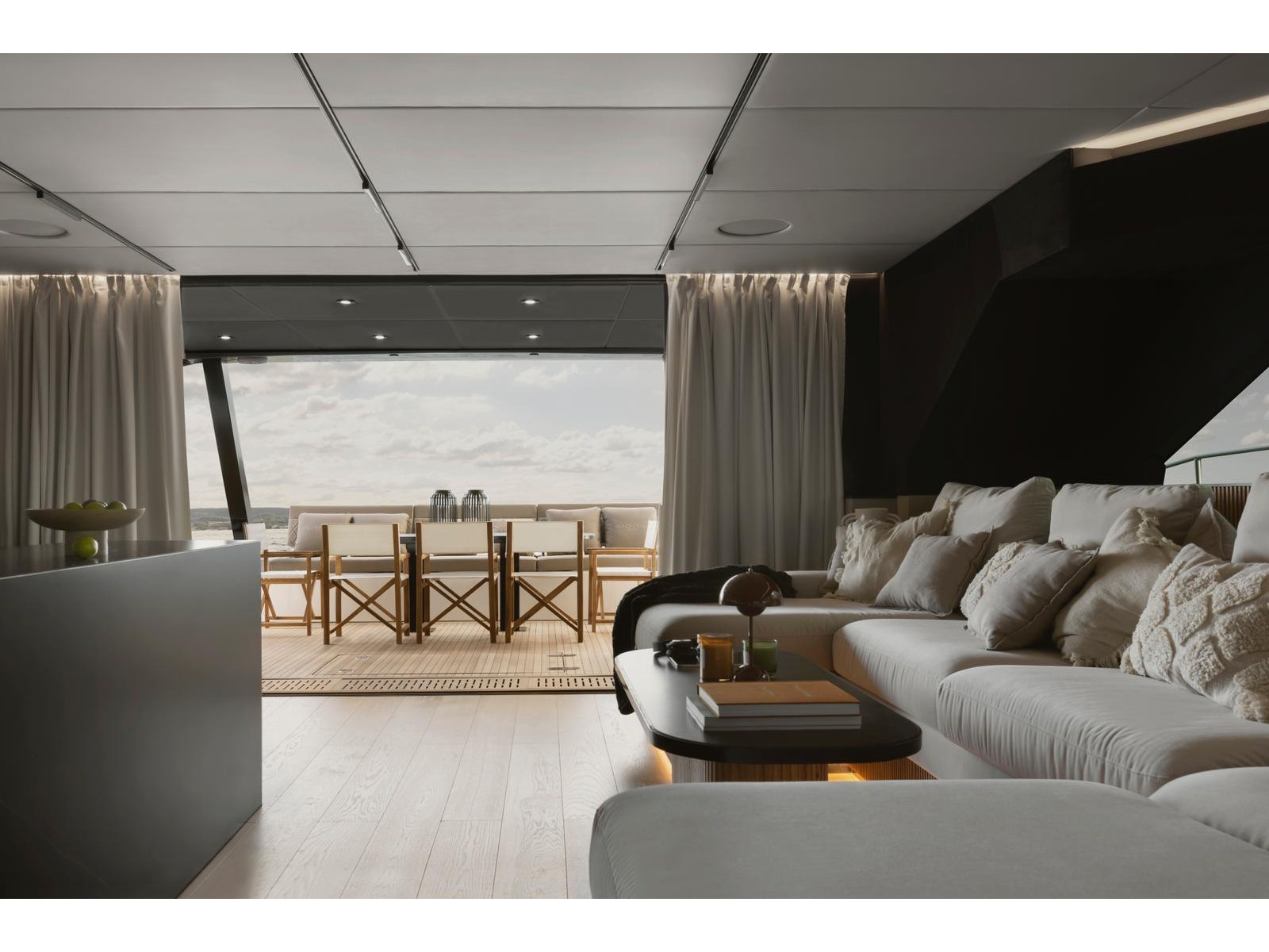 Moon Yacht 60 — photo 14