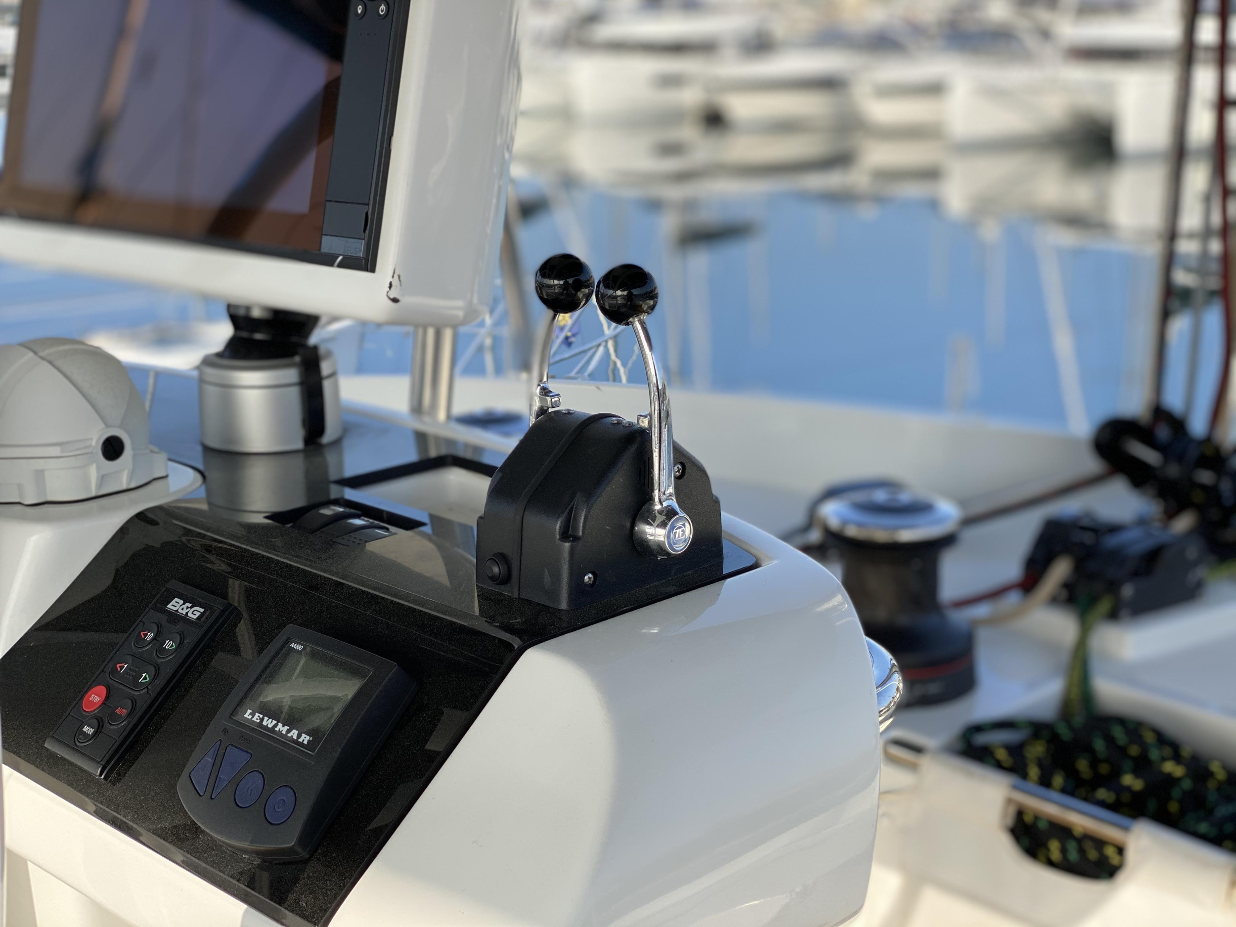 Lagoon 52F — photo 4