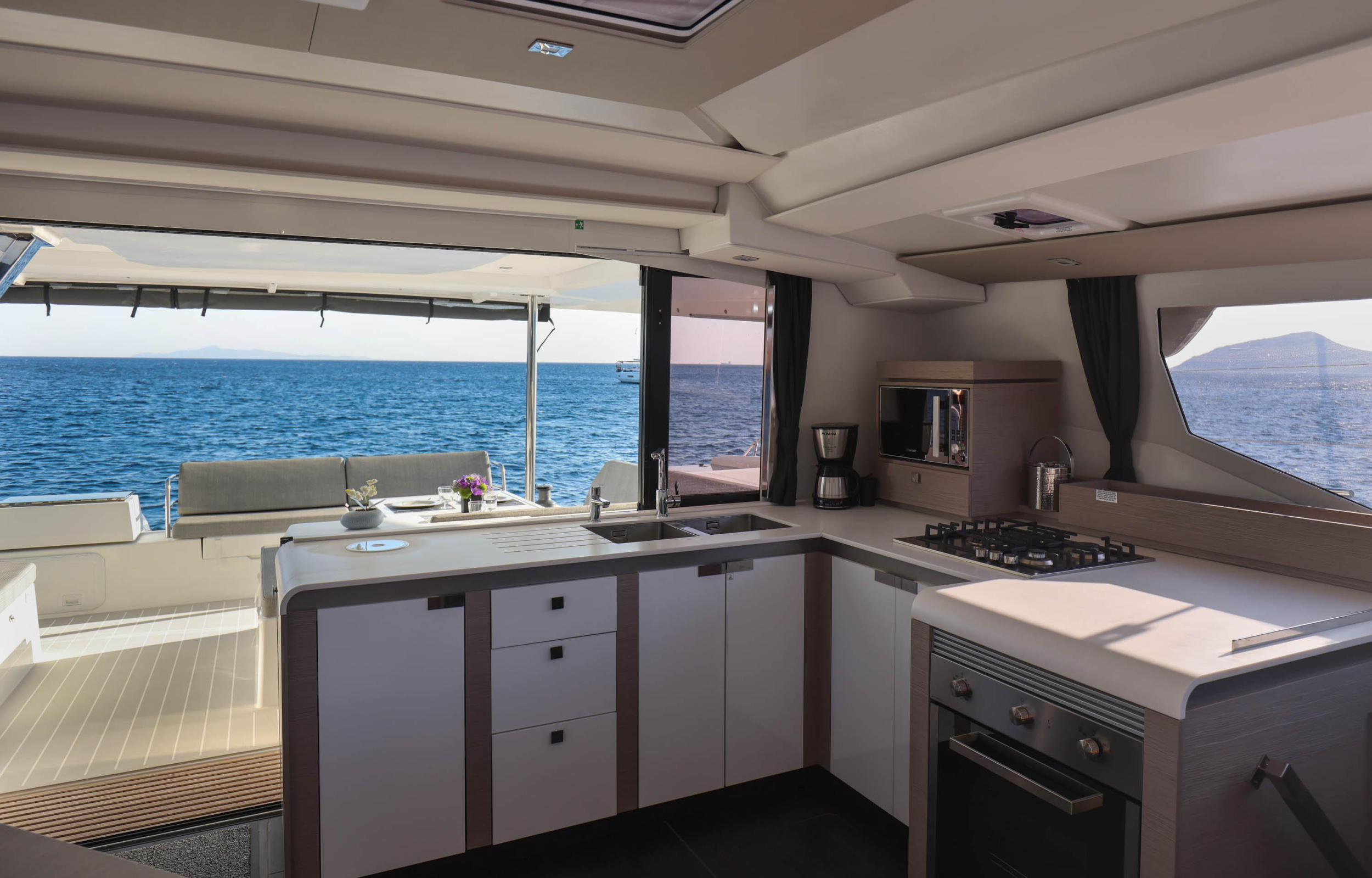 Fountaine Pajot 47 TANNA LUX (GEN, AC, WATERMAKER) — photo 3