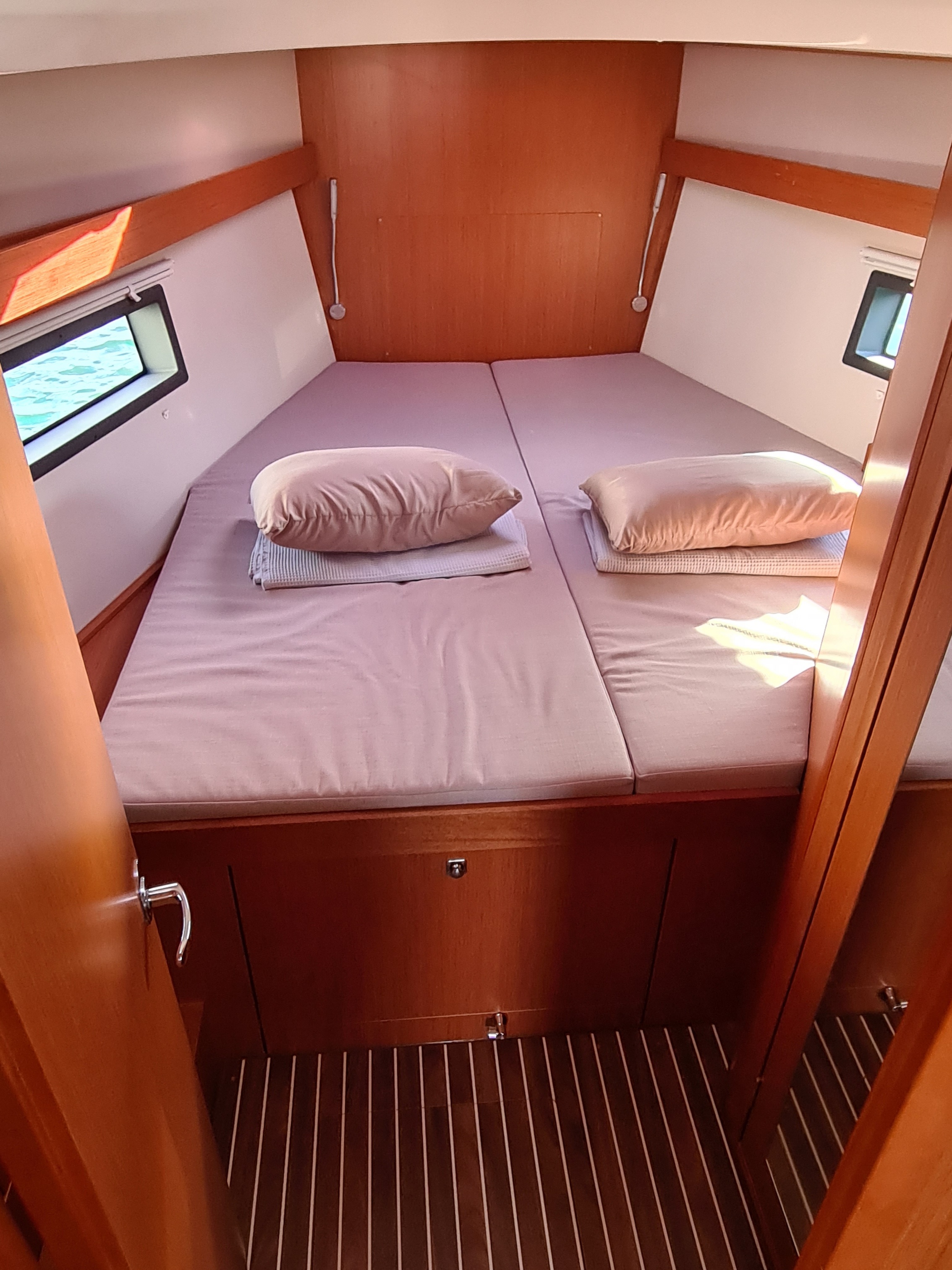 Bavaria C42 — photo 11