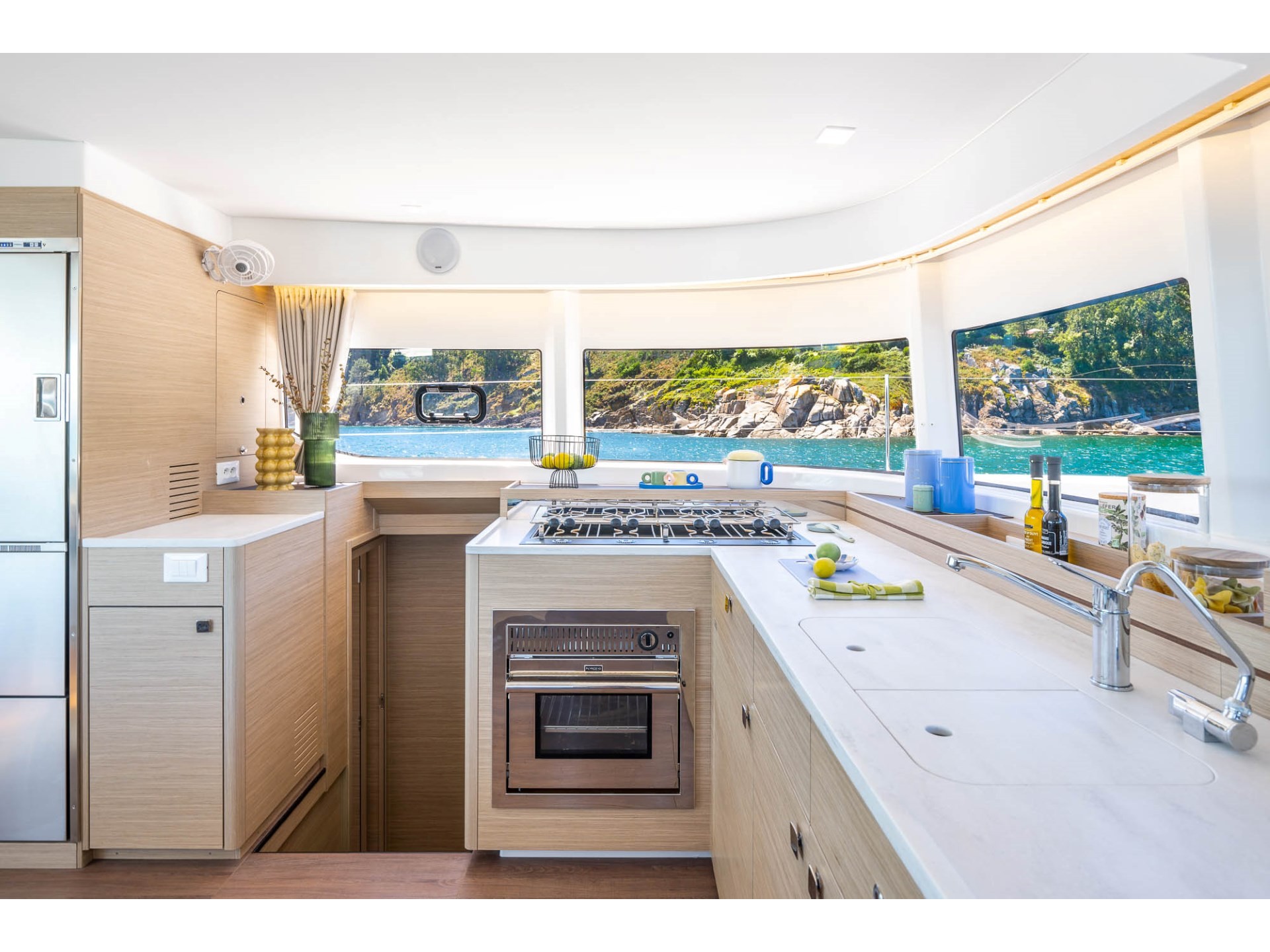 Lagoon 43 ( 4+2 cab) — photo 6