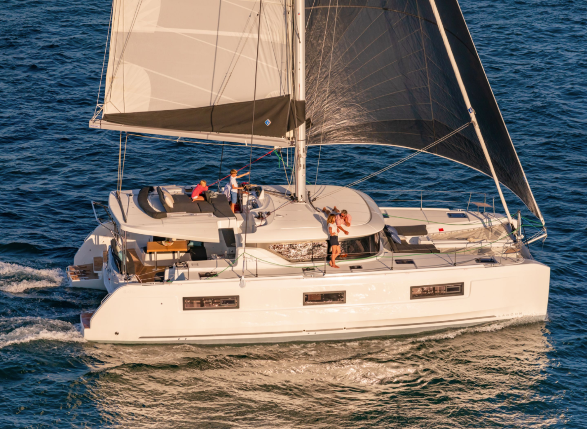 Lagoon 46 Flybridge — photo 37