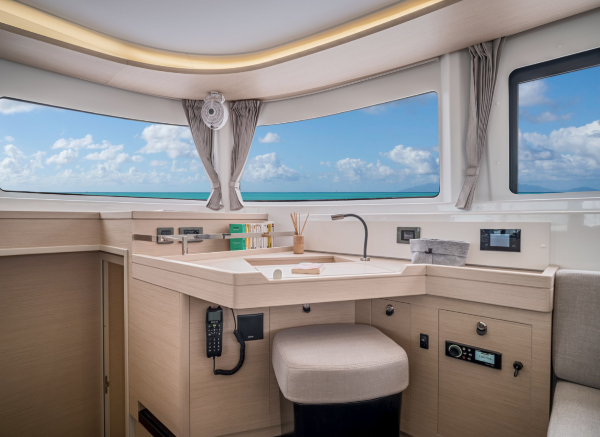 Lagoon 46 Flybridge — photo 28