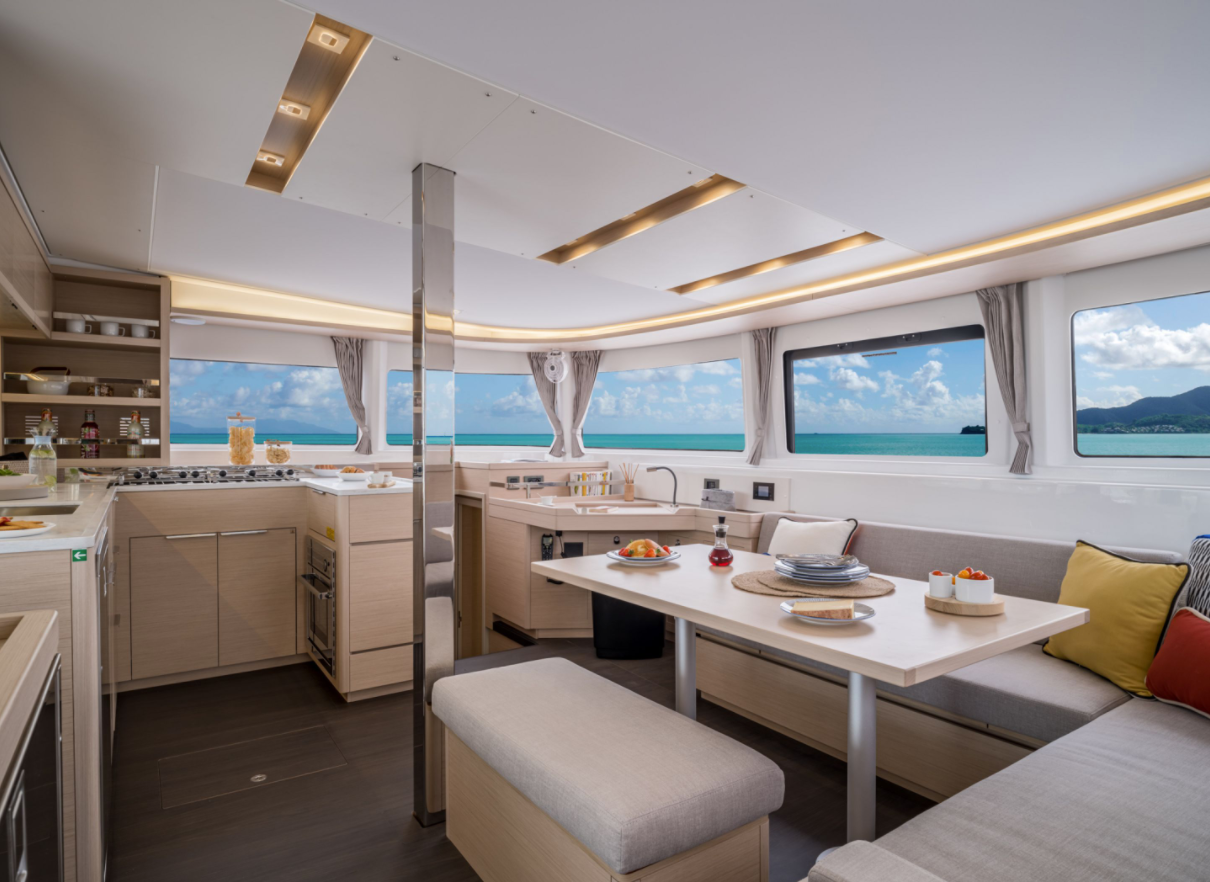 Lagoon 46 Flybridge — photo 27