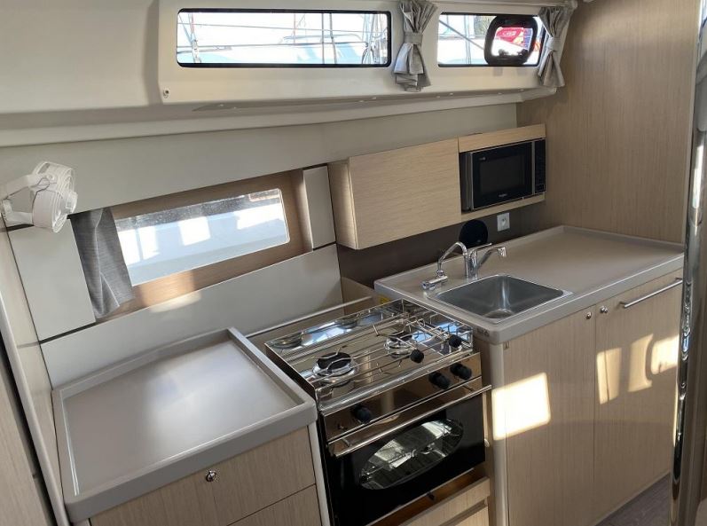 Oceanis 38.1 — photo 10