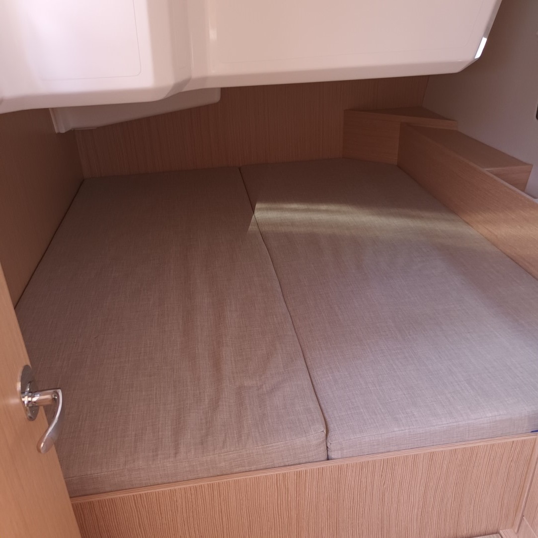 Bavaria C42 — photo 12