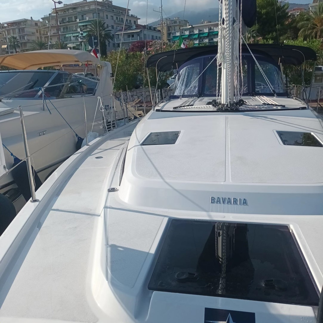 Bavaria C42 — photo 3