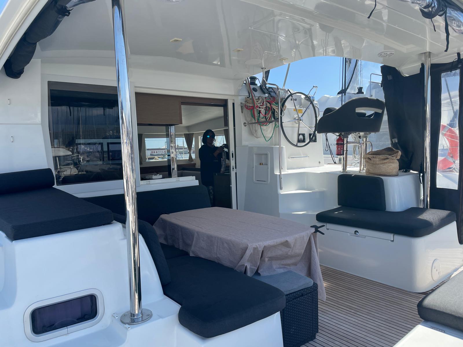 Lagoon 40 — photo 2