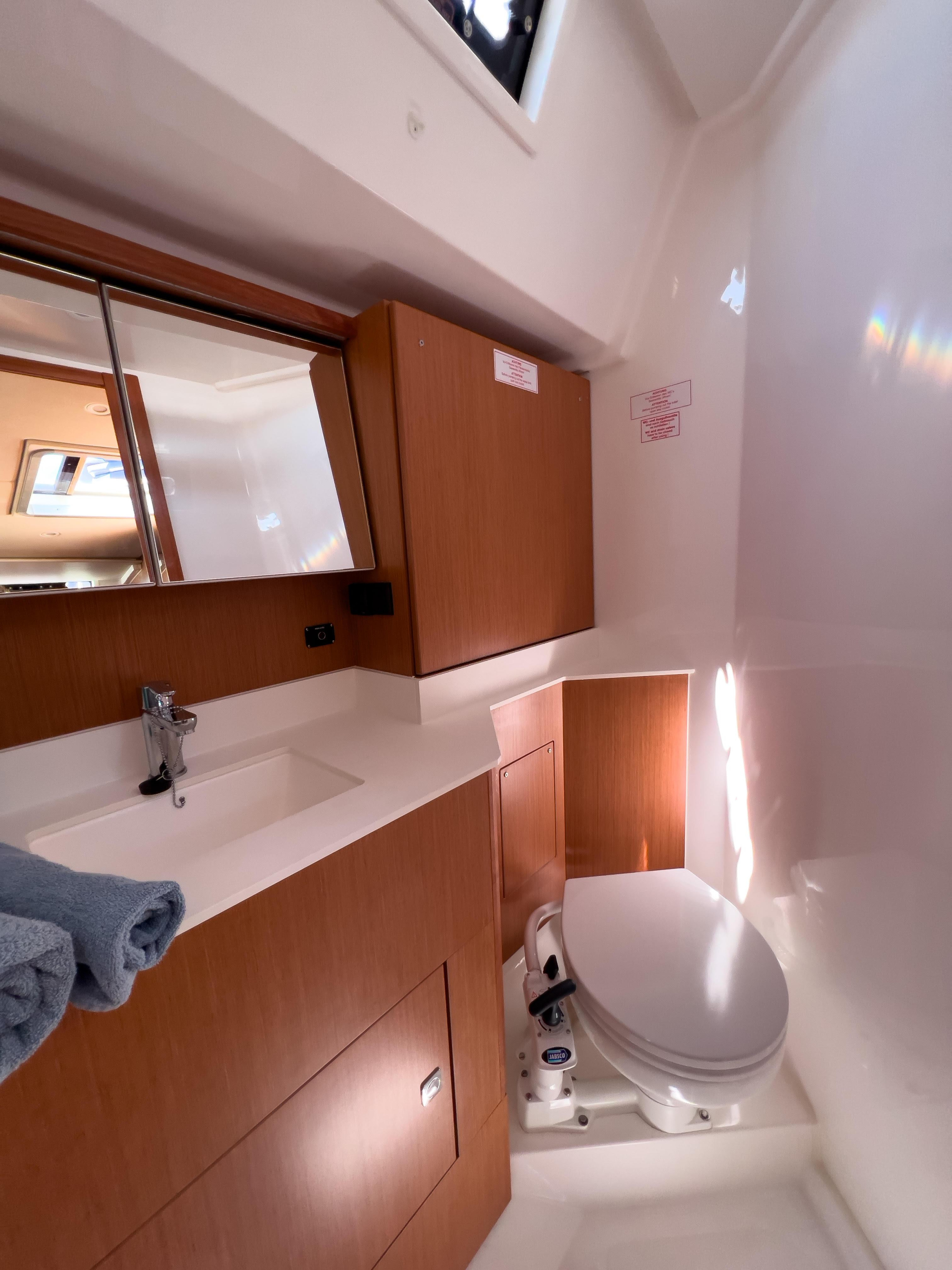 Bavaria C45 — photo 10