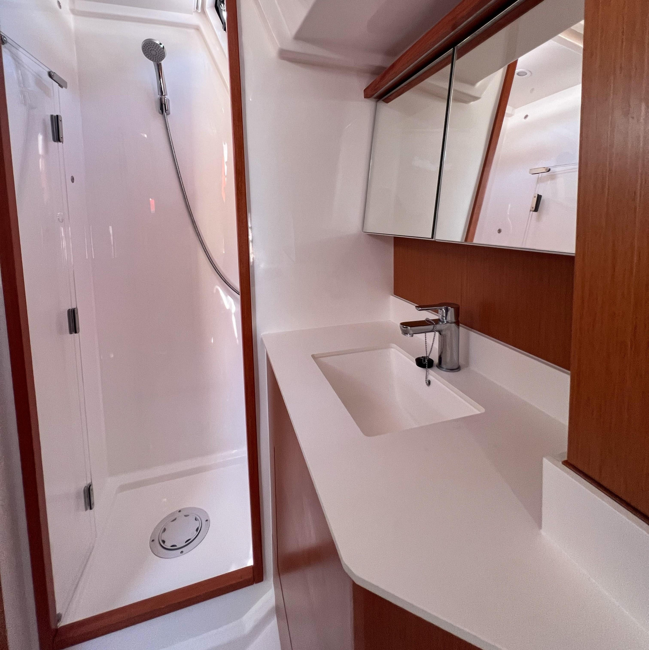 Bavaria C45 — photo 11