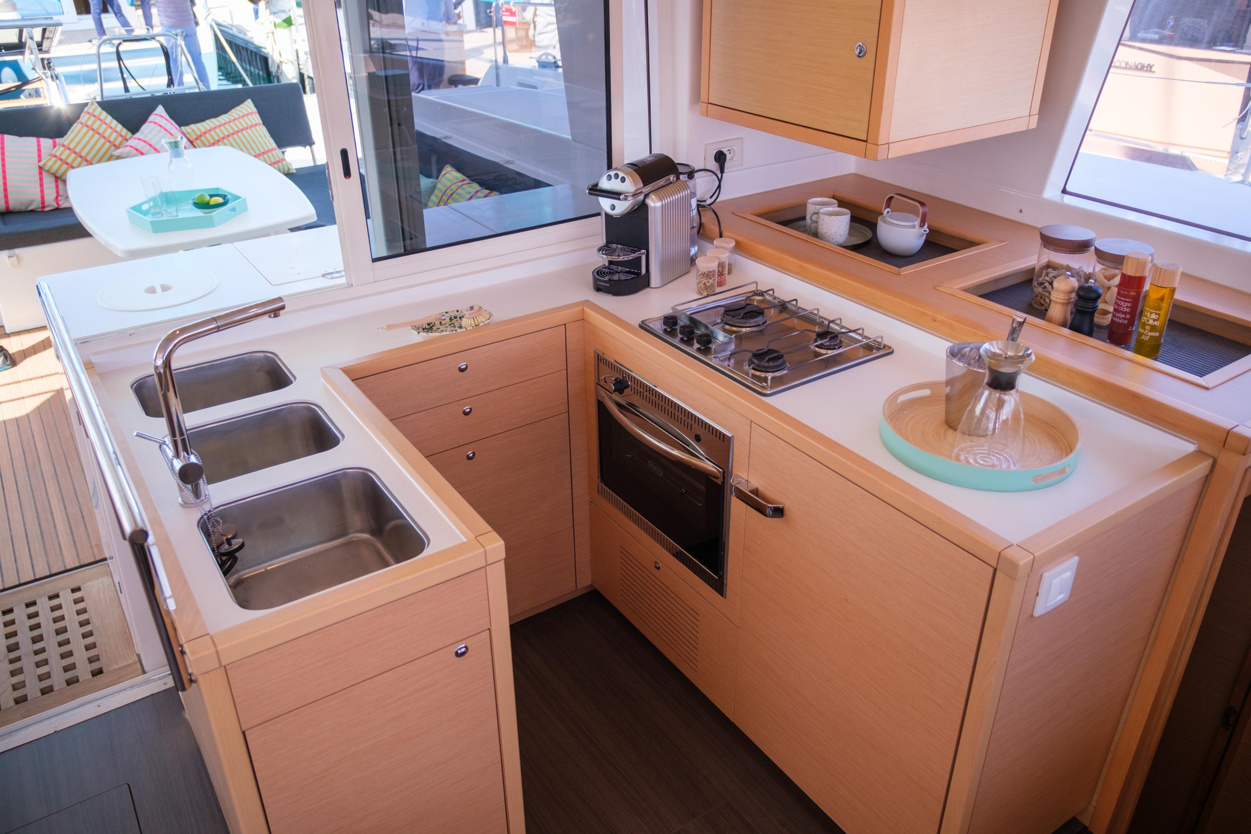 Lagoon 450F — photo 14
