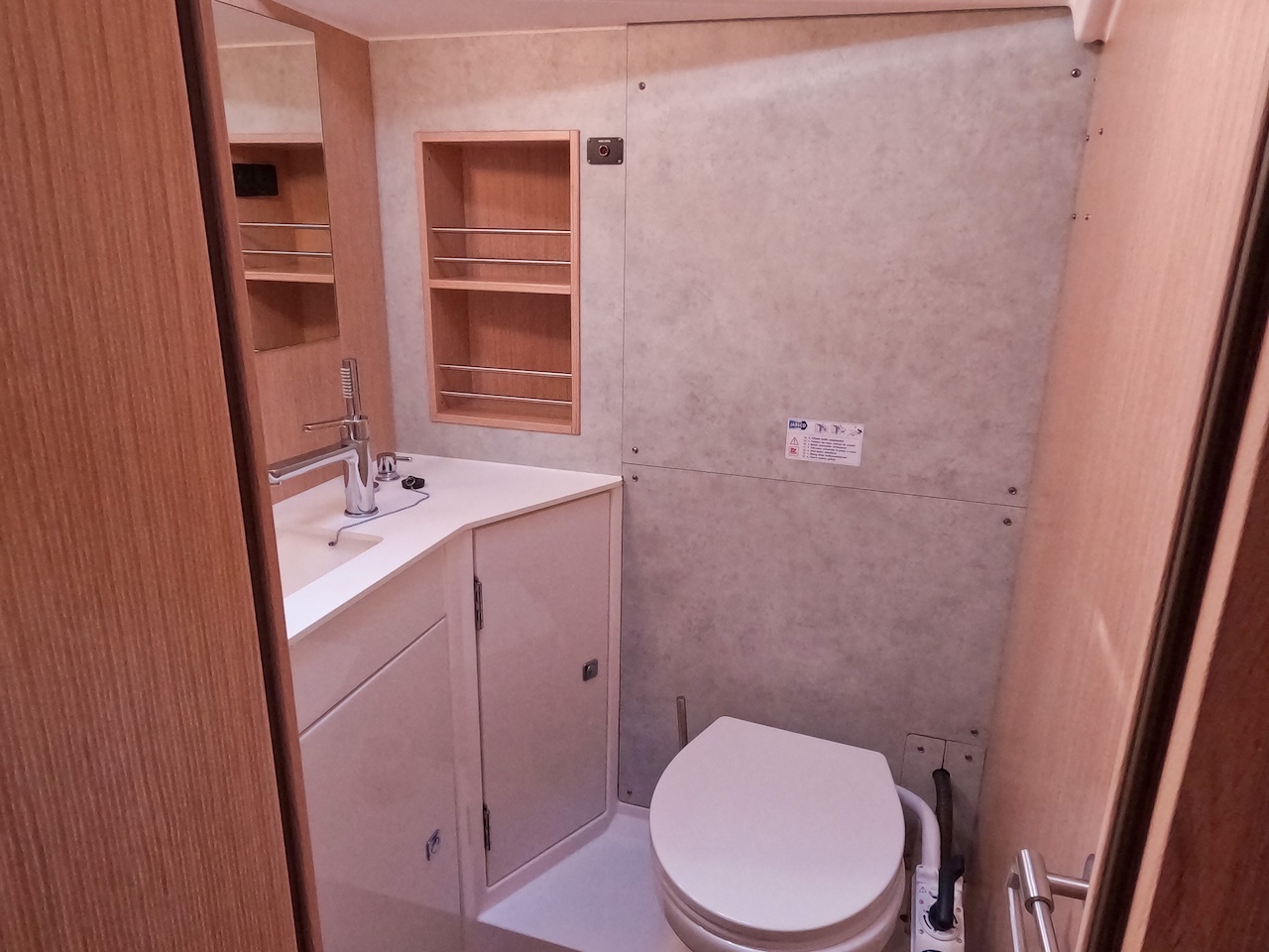 Bavaria C42 — photo 8