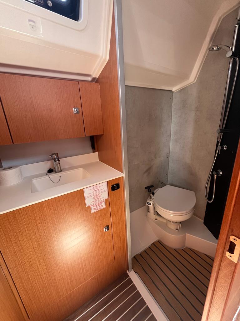 Bavaria C 42 — photo 4