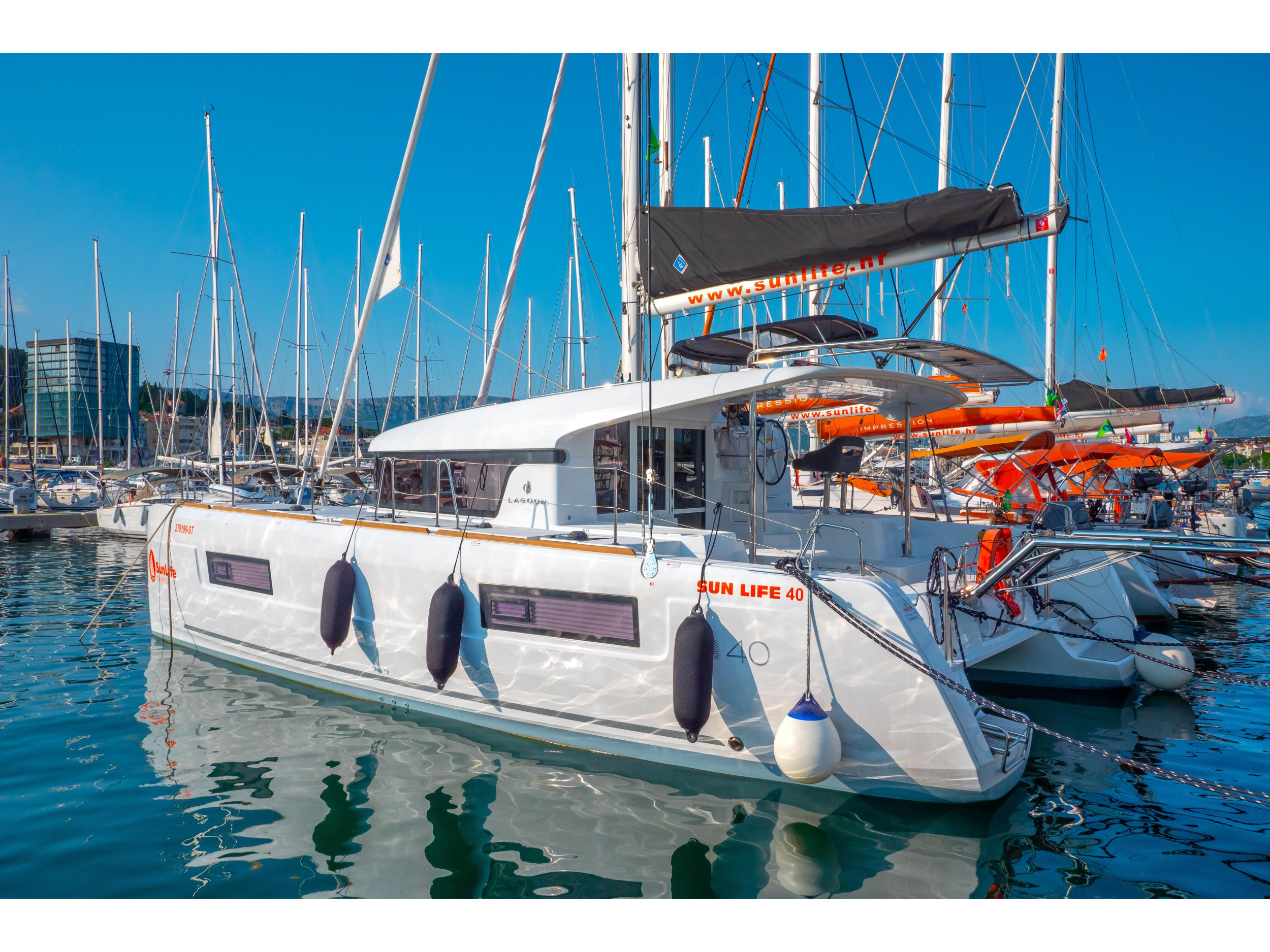 Lagoon 40 — photo 1