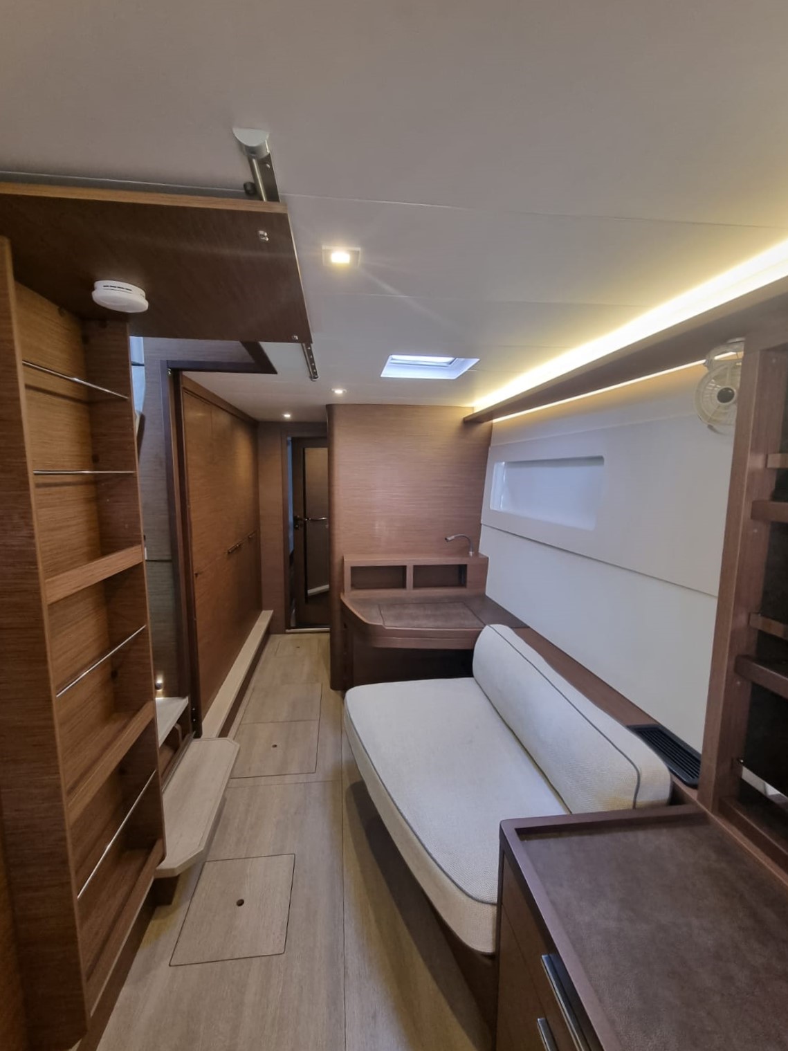 Lagoon 46 Owners Version — photo 2
