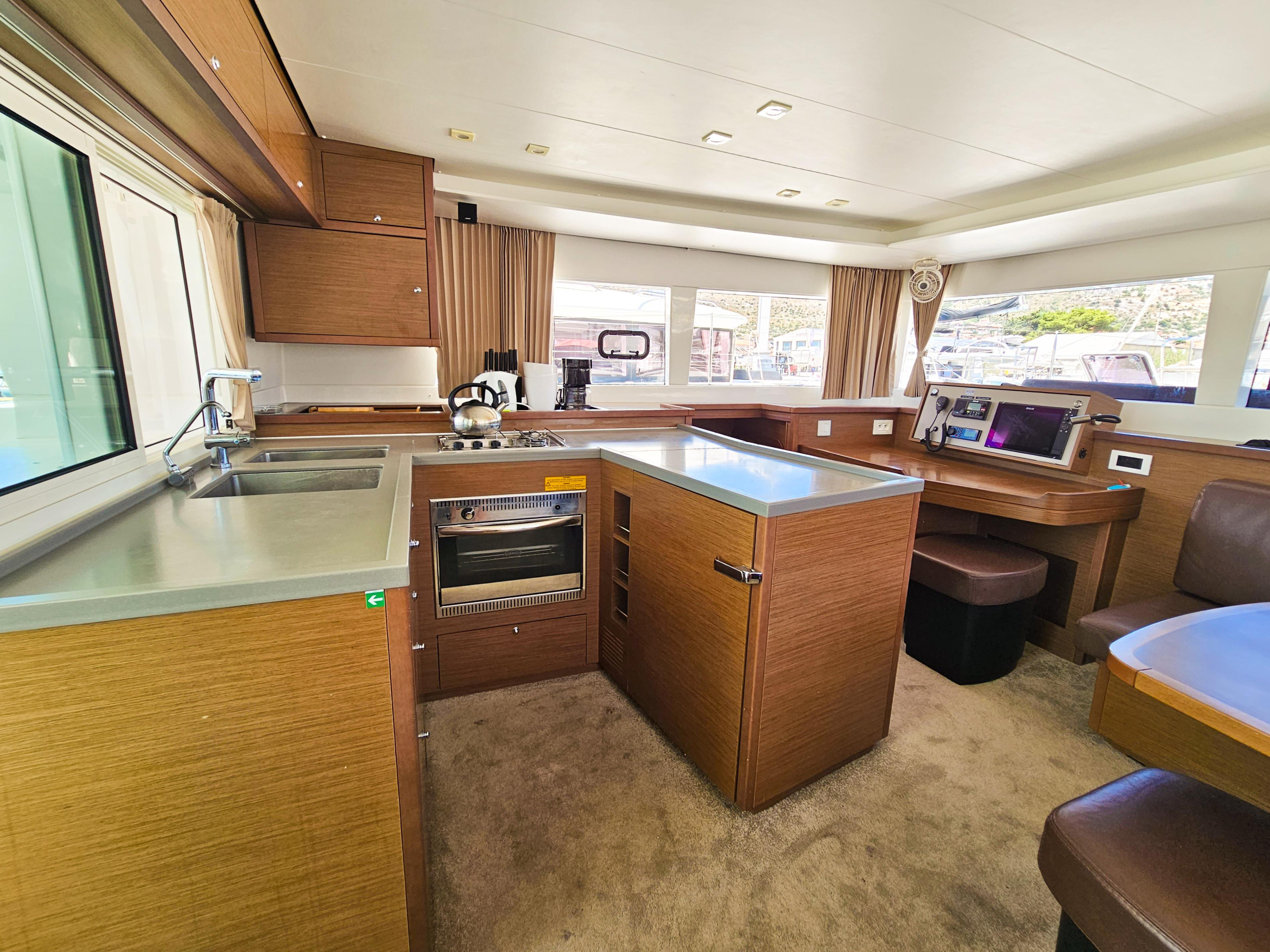 Lagoon 450 Fly — photo 17
