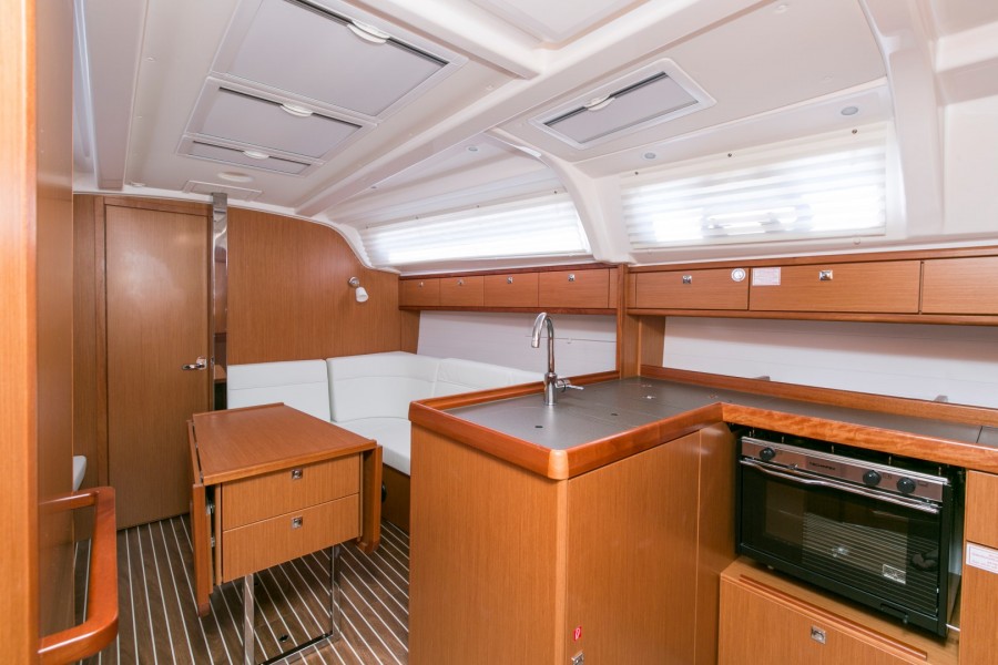 Bavaria Cruiser 37 — photo 11