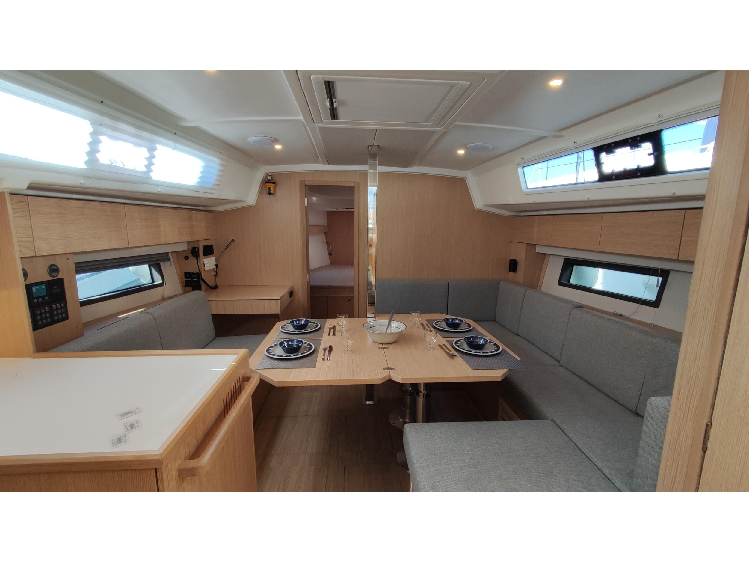 Bavaria C42 — photo 6